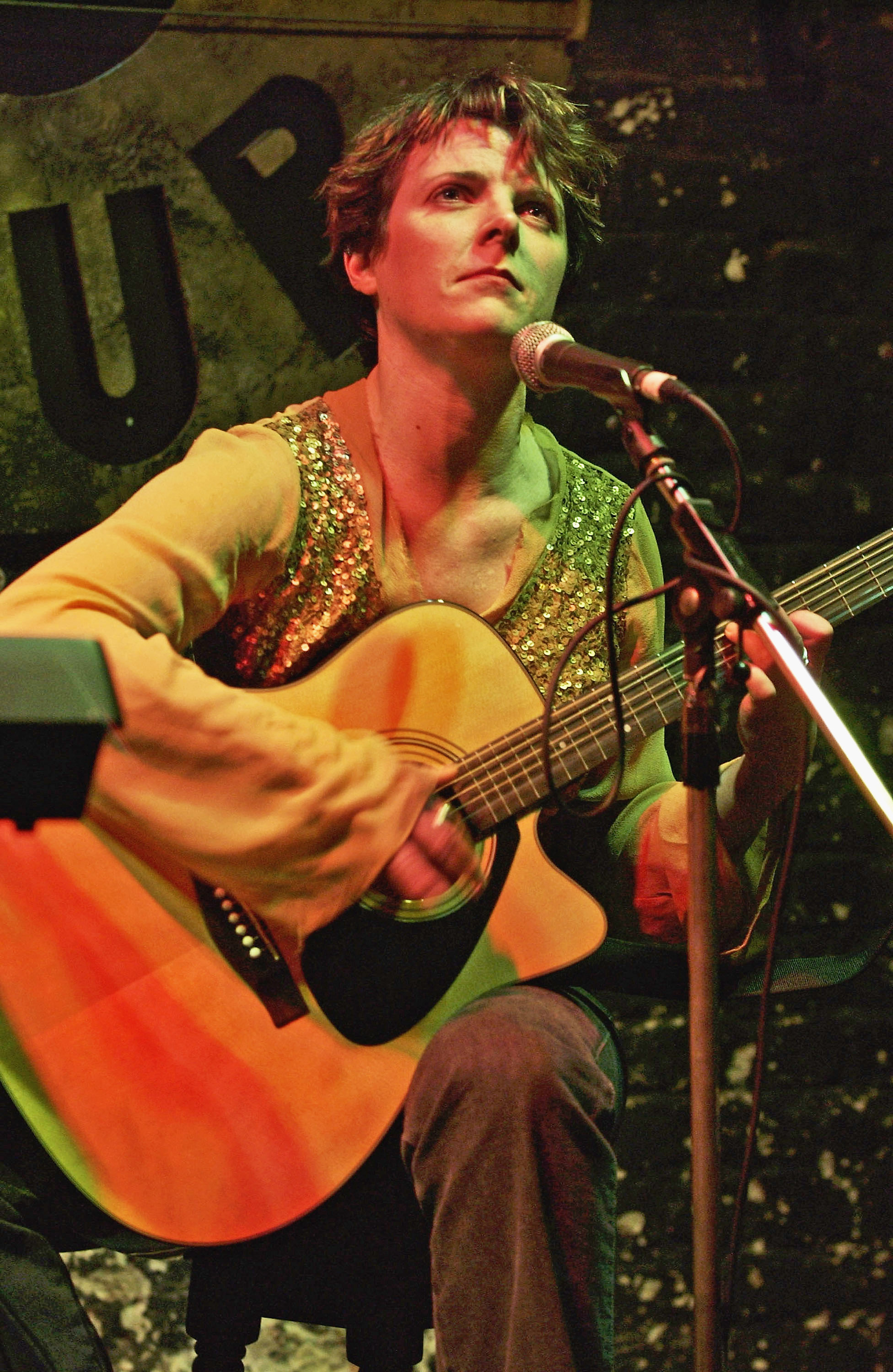 Abigail Hopkins se produit au Twelve Bar Club à Soho le 9 mars 2004, à Londres. | Source : Getty Images