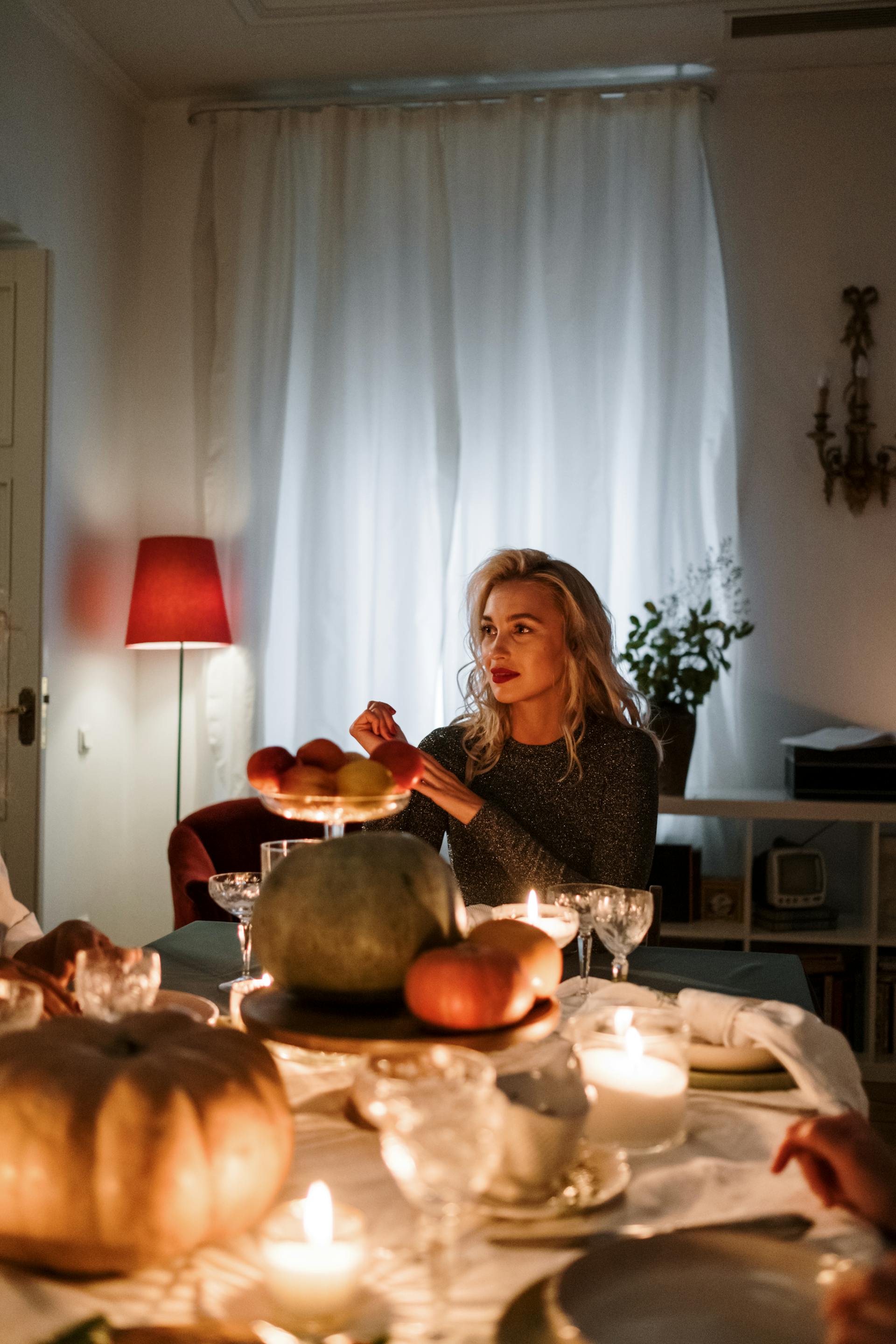 Une femme assise à la table à manger | Source : Pexels