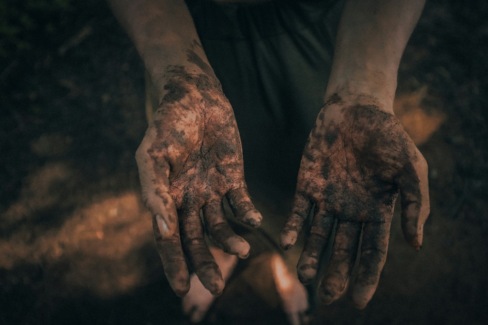Les mains souillées d'une personne | Source : Unsplash