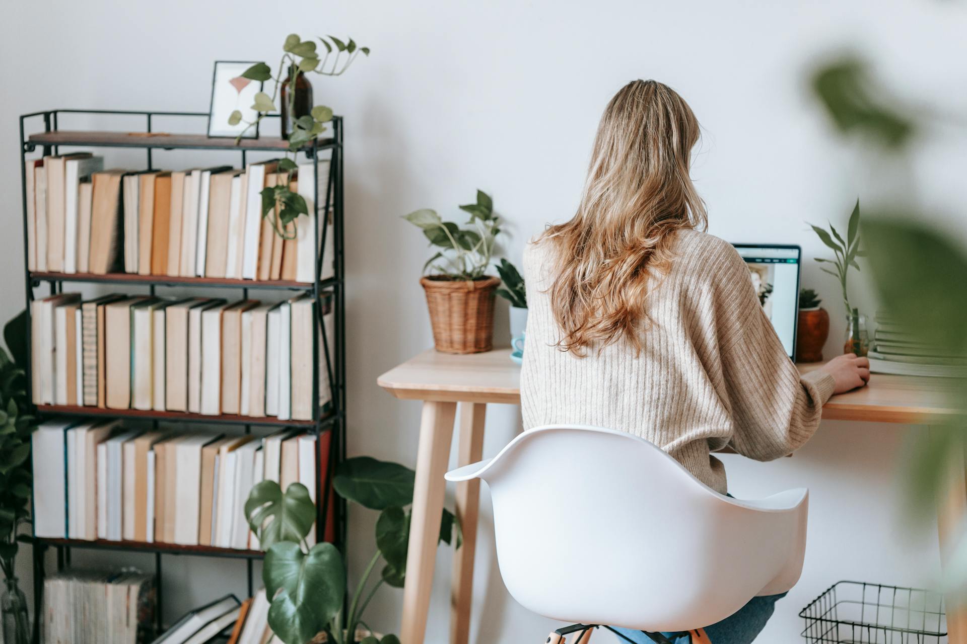 Vue de dos d'une femme utilisant un ordinateur portable | Source : Pexels