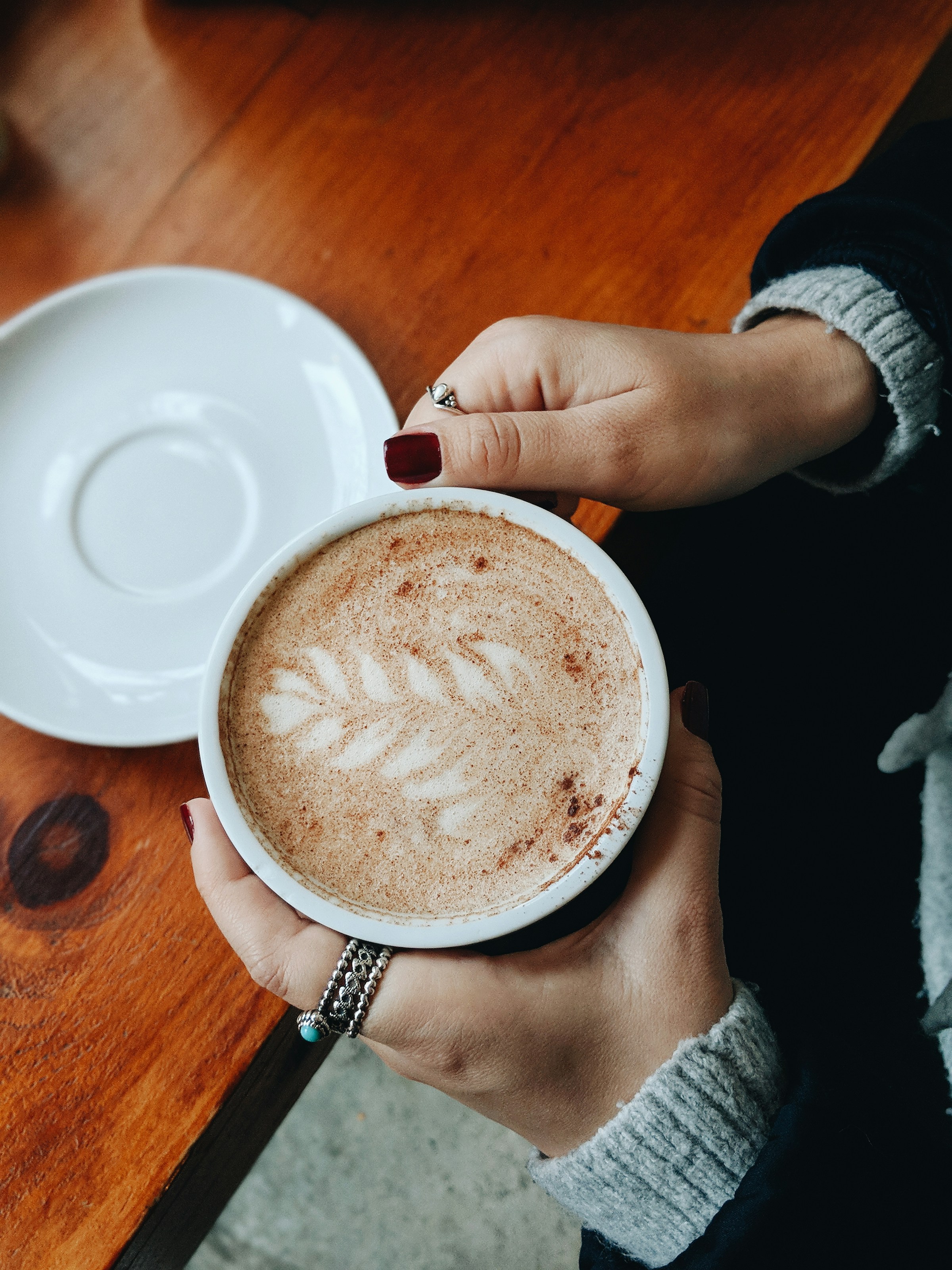 Une femme tenant une tasse de café | Source : Pexels