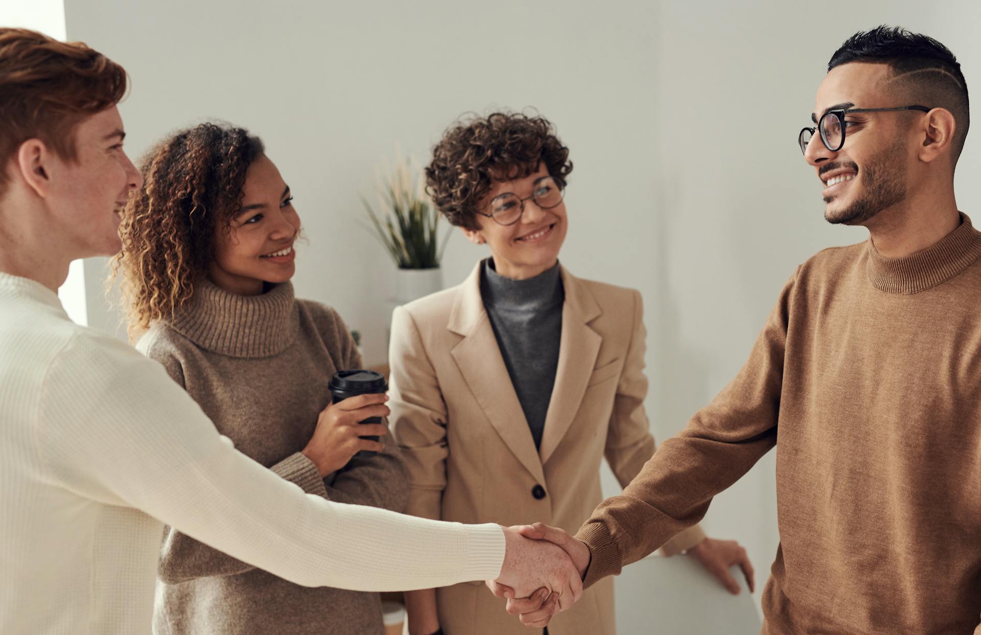 Un petit groupe de personnes en train de discuter | Source : Pexels