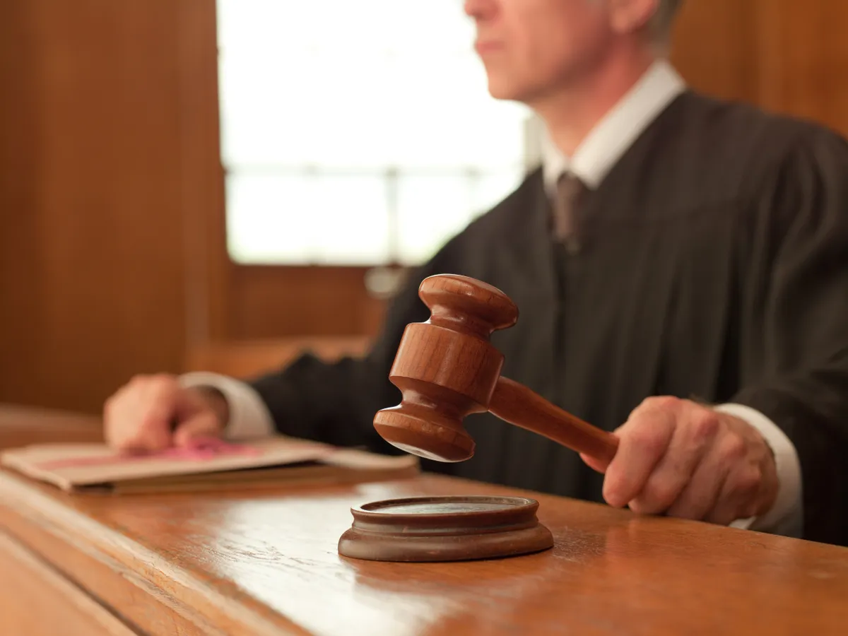 Un juge prononce un verdict | Source : Getty Images