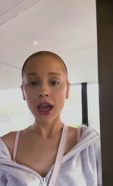 Ariana Grande s'adressant à ce qui a été dit sur son corps dans un message vidéo, posté le 11 avril 2023 | Source : TikTok/arianagrande