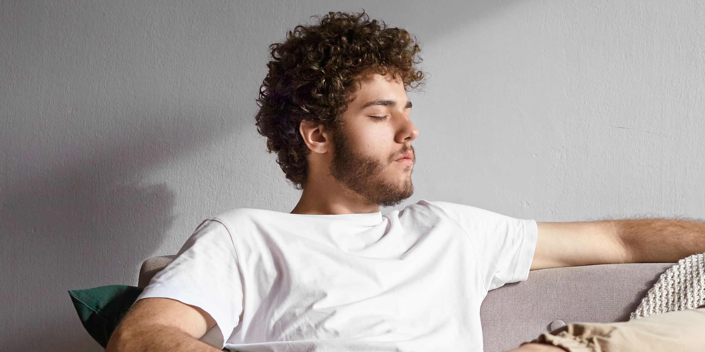 Un homme qui se détend sur un canapé | Source : Shutterstock