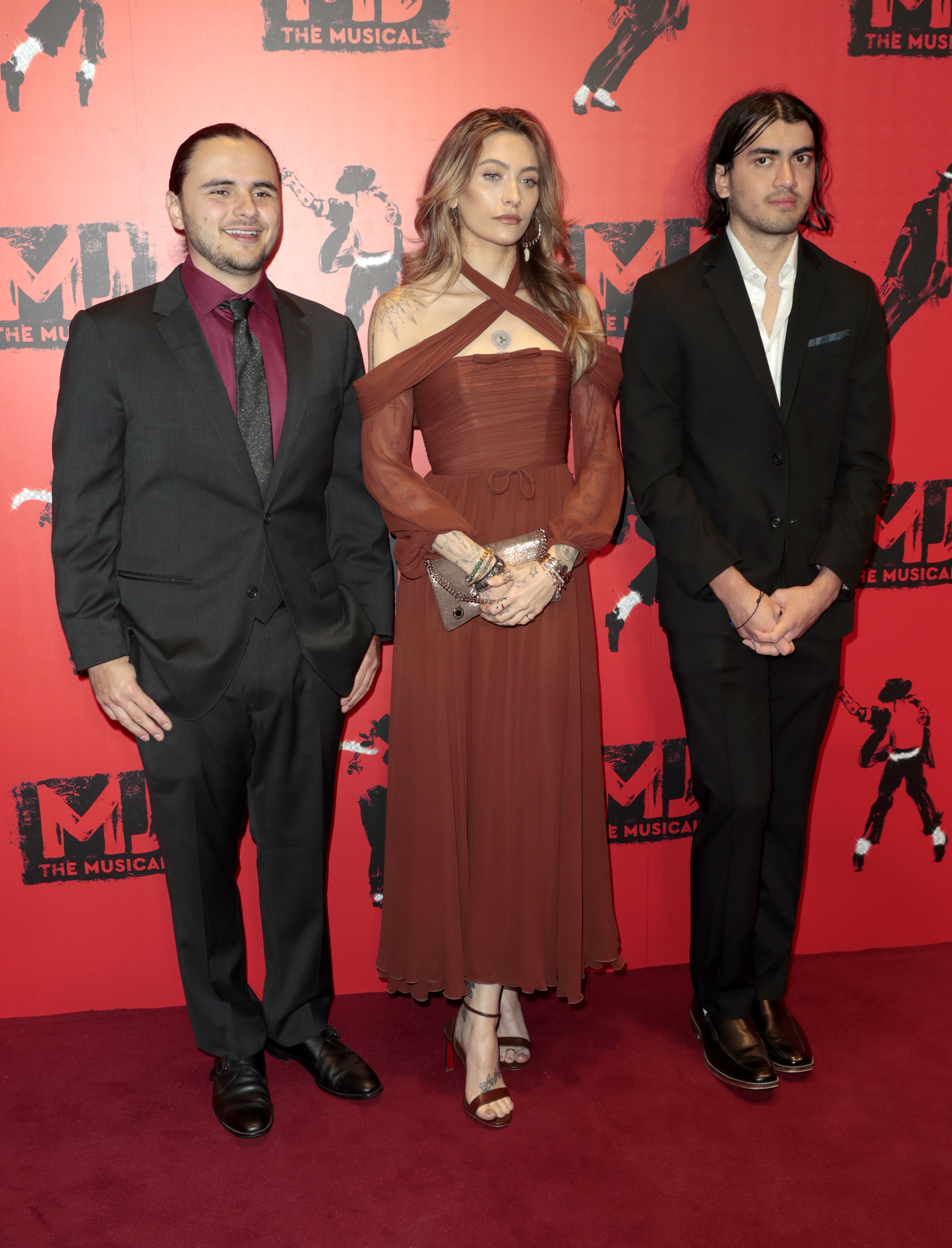 Prince, Paris et Bigi Jackson assistent à la soirée d'ouverture de "MJ : The Musical" au théâtre Prince Edward de Londres, en Angleterre, le 27 mars 2024 | Source : Getty Images