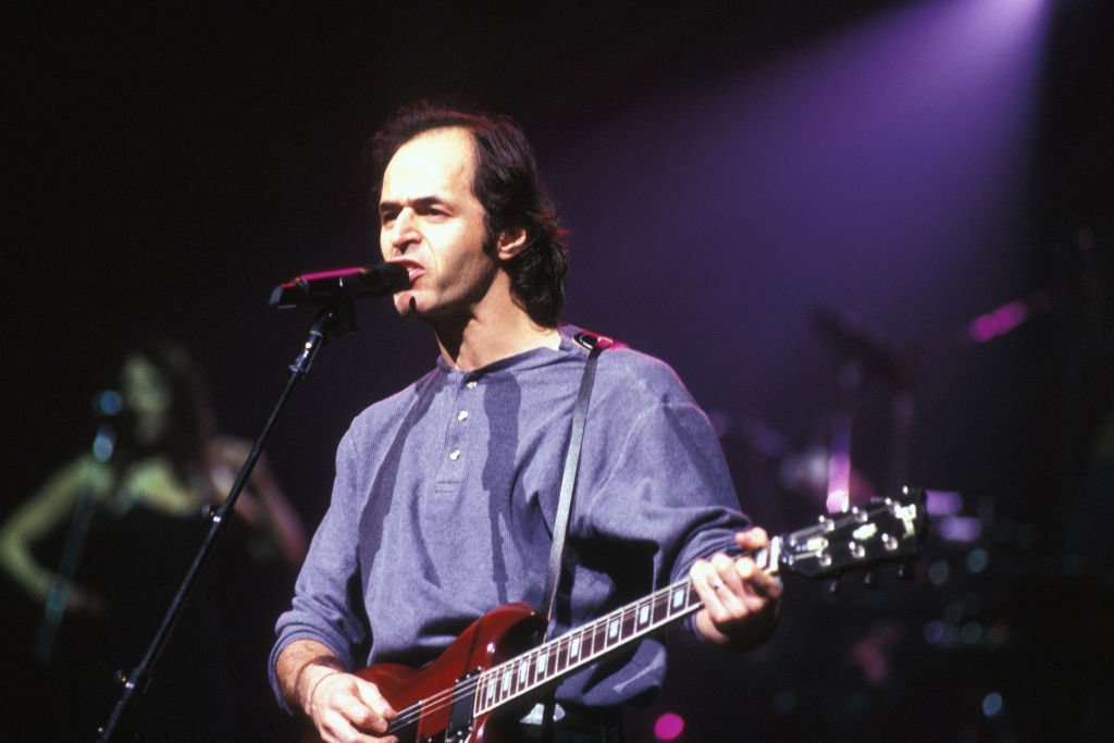 Jean-Jacques Goldman lors du concert de Céline Dion au Midem à Cannes en janvier 1996, France. | Photo : Getty Images