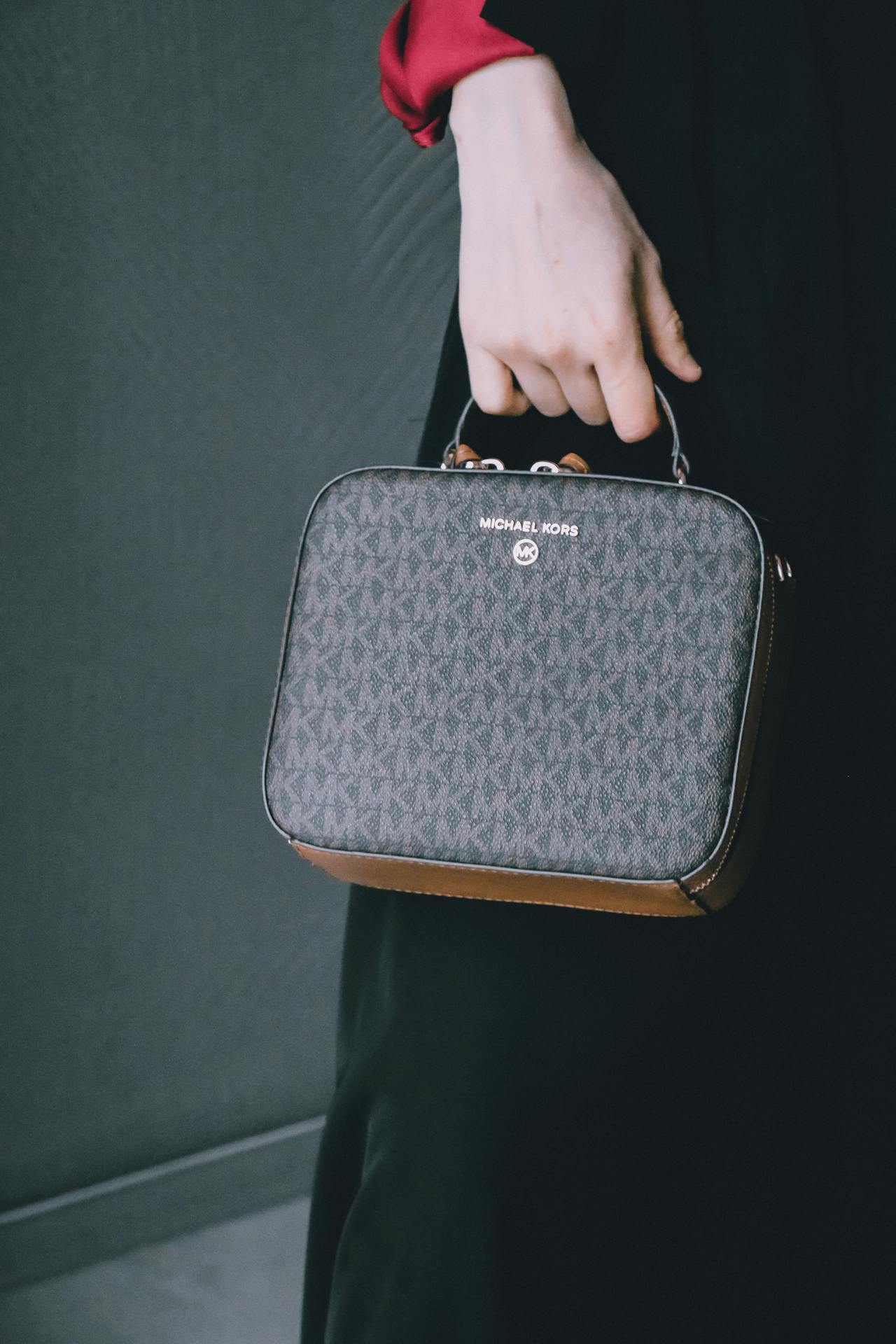 Une femme tenant un sac à main | Source : Pexels