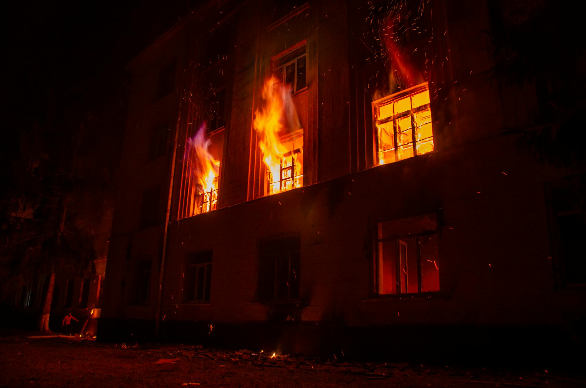 Prise de vue nocturne d'un bâtiment en feu | Source : Pexels