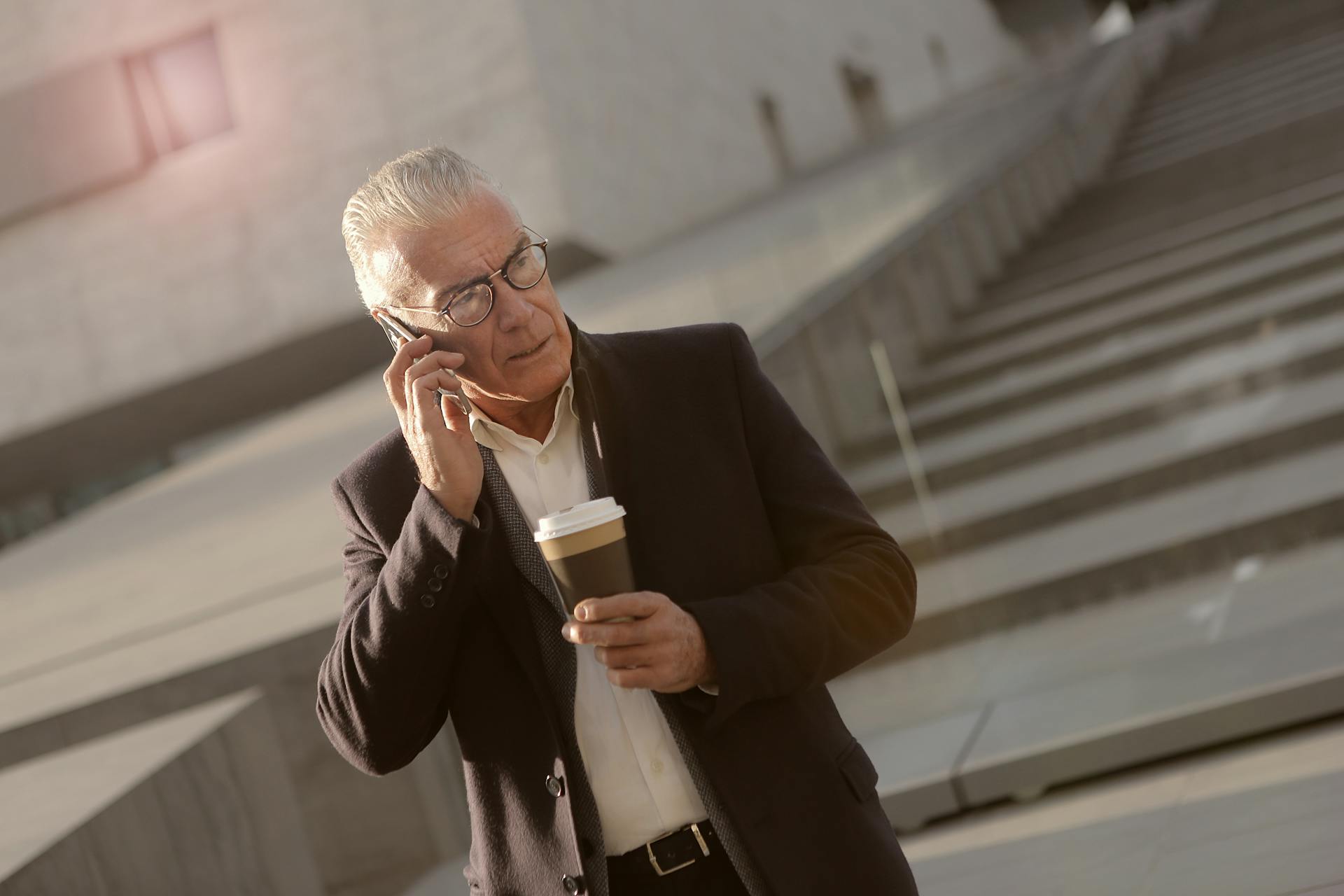Un homme âgé stupéfait qui parle au téléphone | Source : Pexels