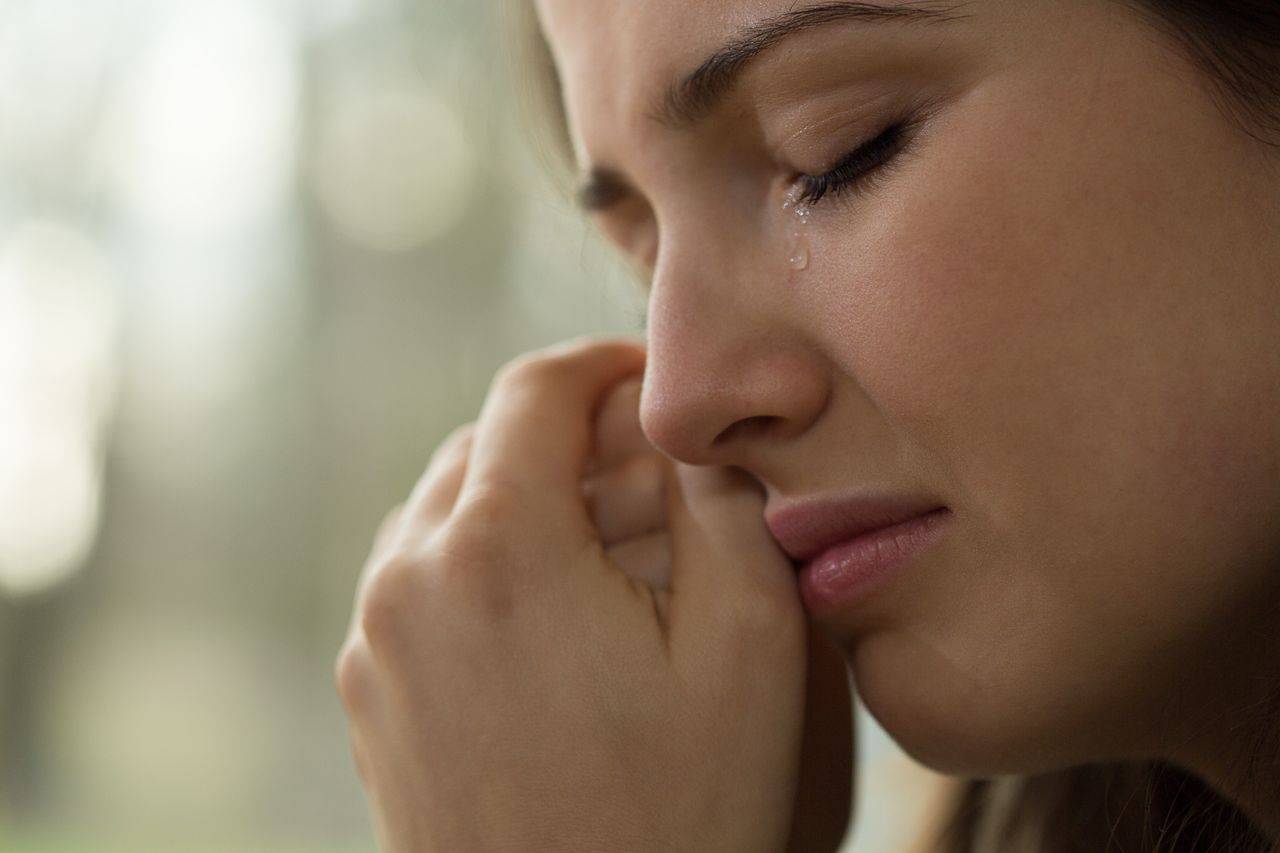 Une femme essuie ses larmes. | Source : Shutterstock