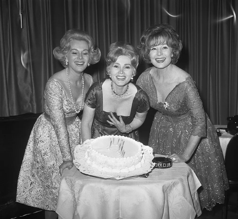 Les sœurs Gabor lors d'une soirée au Stork Club à New York, le 5 février 1961. | Photo : Getty Images