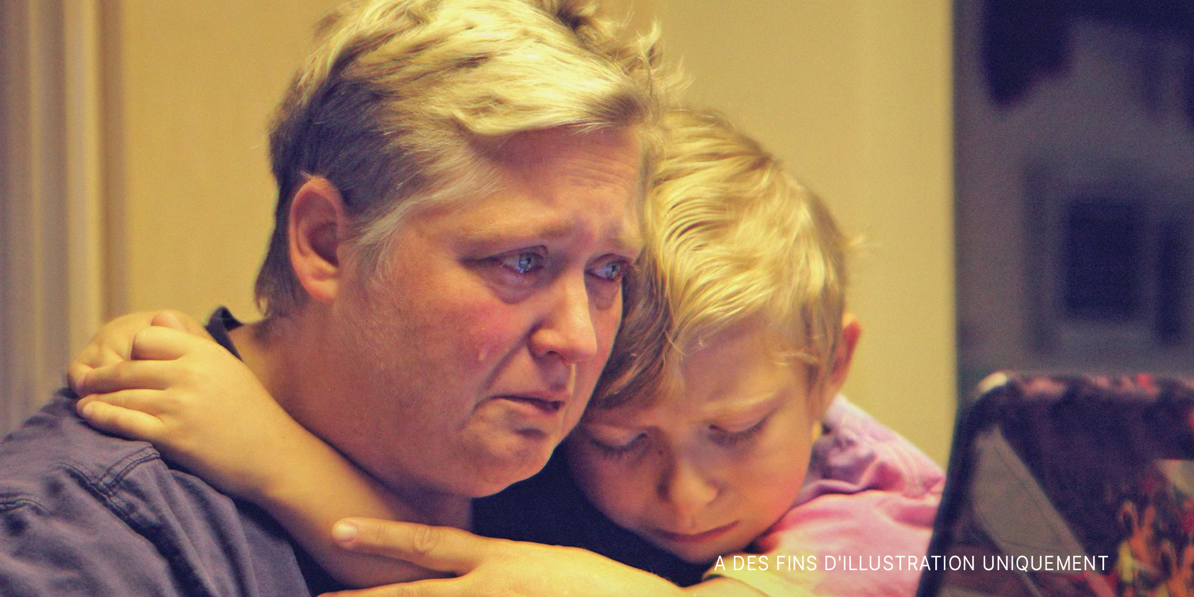 Mère et fils en train de pleurer | Source : Getty Images
