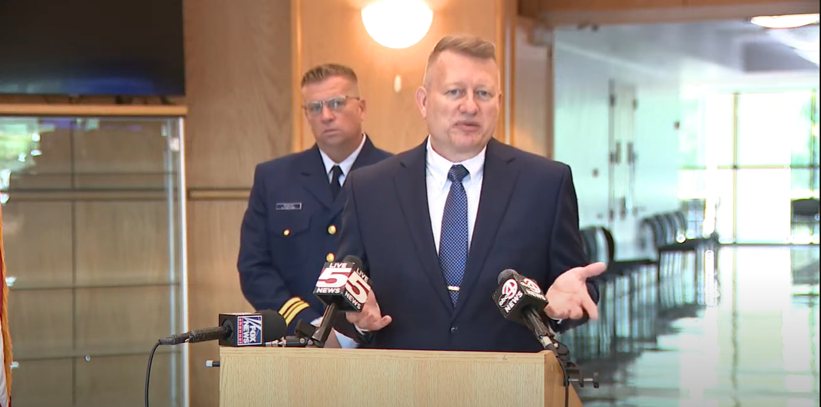 Jason Neubauer, président du Marine Board of Investigation des garde-côtes américains, lors d'une conférence de presse le dimanche 15 septembre 2024 | Source : Youtube/ABC News 4