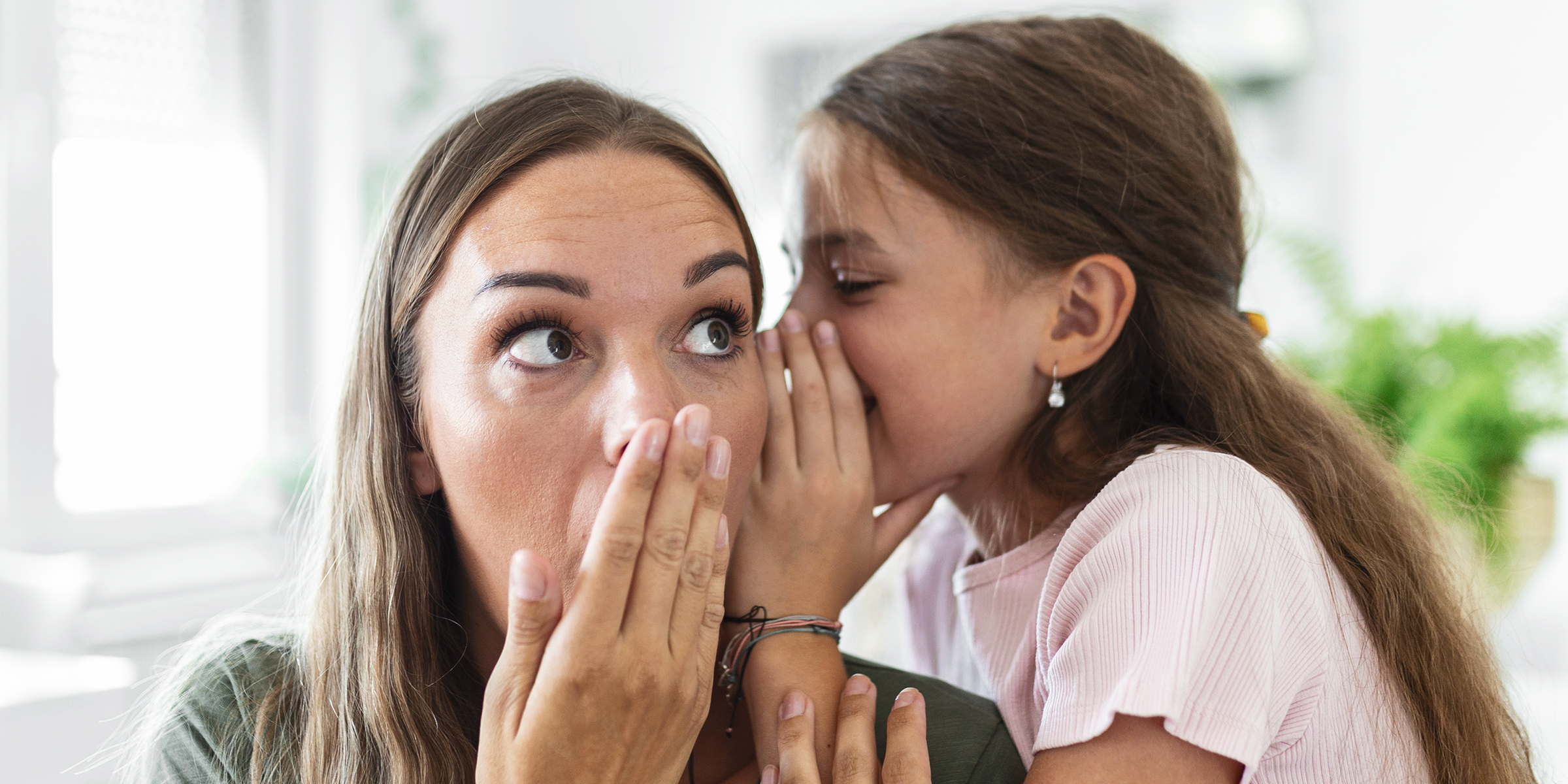 Une fille qui chuchote à l'oreille de sa mère | Source : Shutterstock