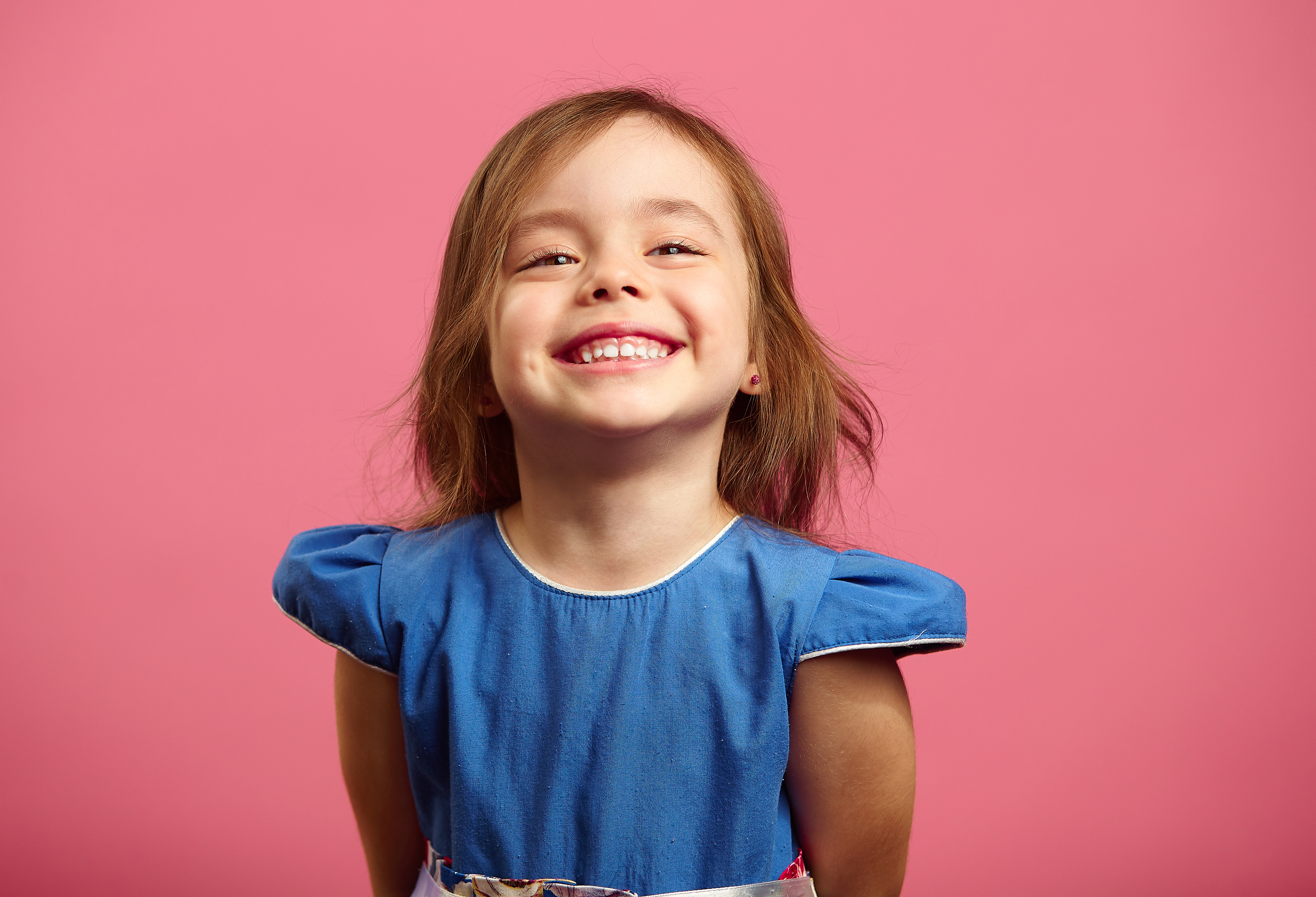 Portrait féminin d'une charmante enfant de trois ans avec un beau sourire | Source : Getty Images