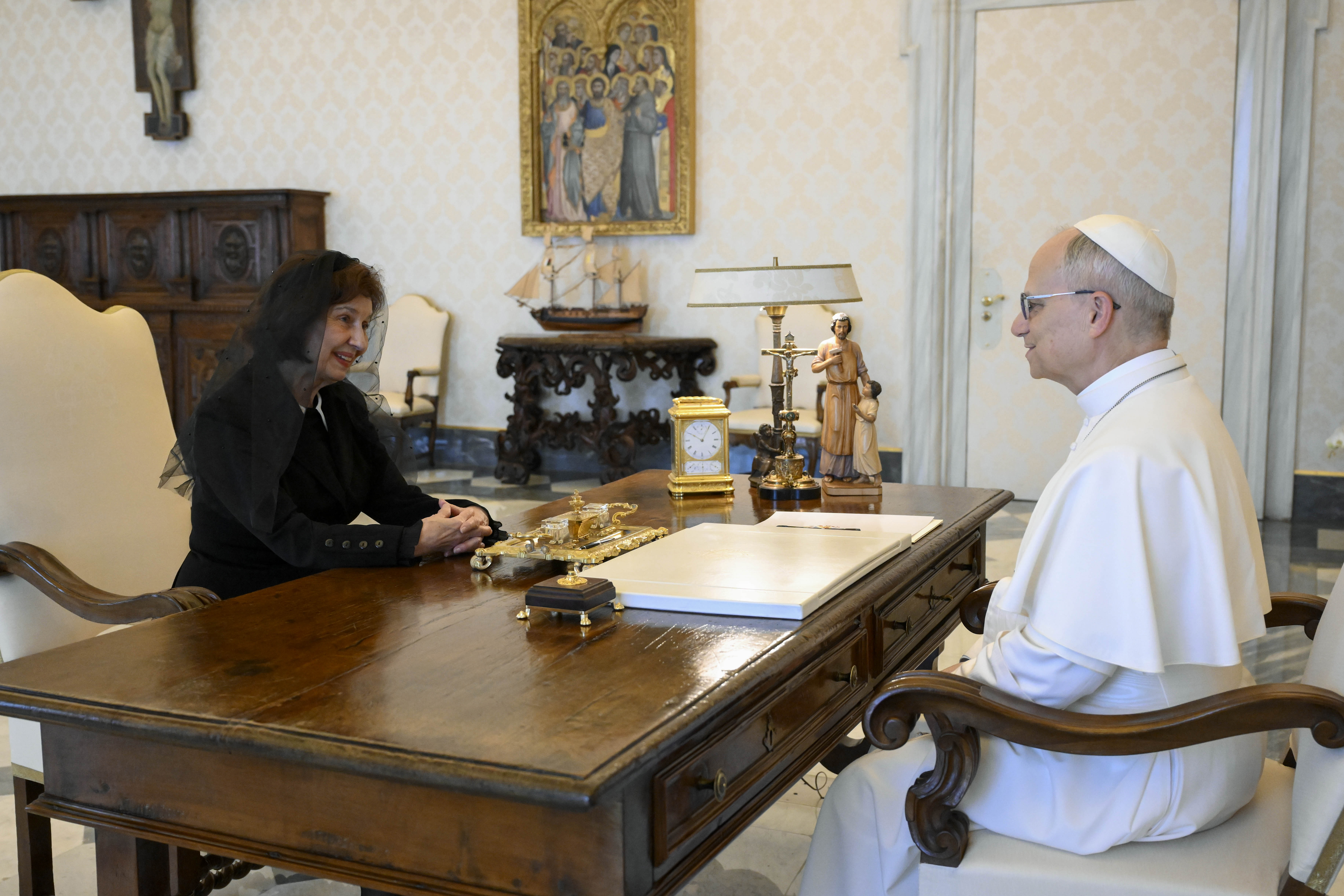 Le pape Léon XIV rencontrant la présidente de la Macédoine du Nord, Gordana Siljanovska Davkova, lors d'une audience au palais apostolique, le 26 mai 2025, dans la Cité du Vatican. | Source : Getty Images