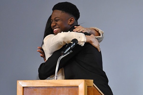 Meghan, duchesse de Sussex et un étudiant Aker Okoye à la Robert Clack Upper School de Dagenham avant la Journée internationale de la femme à Londres, en Angleterre. | Photo : Getty Images
