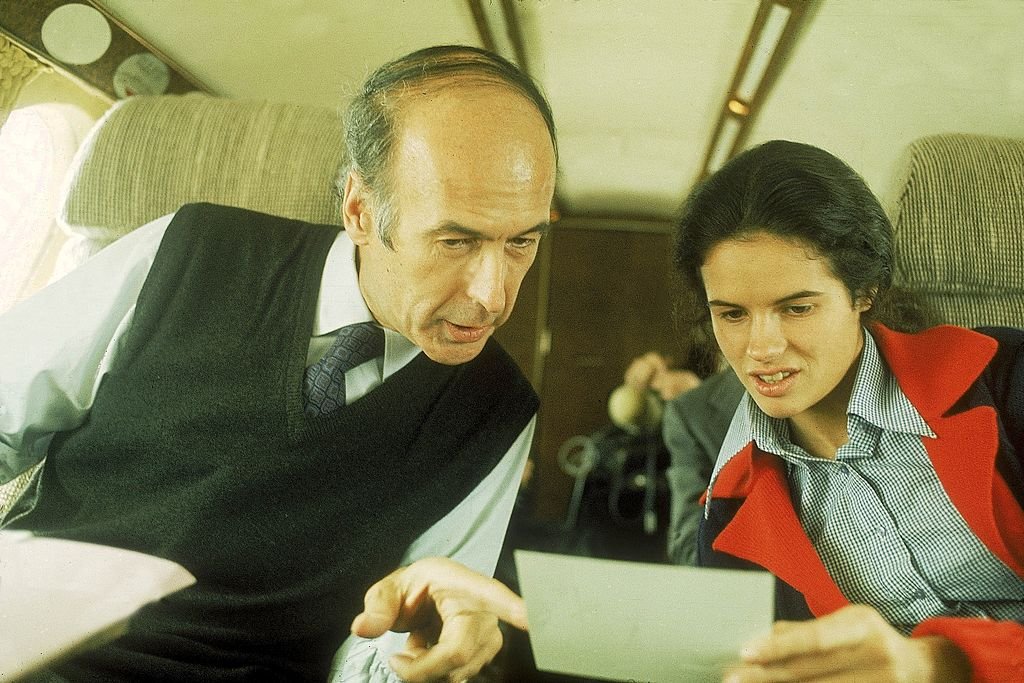 Valéry GISCARD D'ESTAING regardant un document avec sa fille Valérie-Anne assise à ses côtés à bord d'un avion lors de sa campagne électorale. | Photo : Getty Images