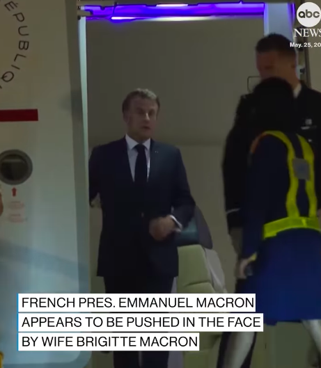 Emmanuel Macron a l'air déconcerté après que sa femme l'a repoussé. | Source : Instagram/abcnews