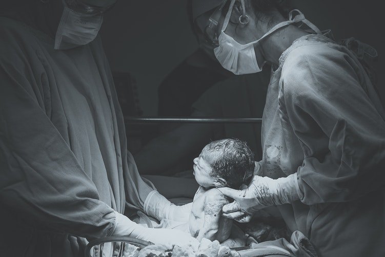 Des infirmiers qui mettent au monde un bébé | Photo : Unsplash