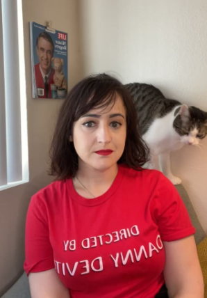 Mara Wilson photographiée avec son chat derrière elle, en date du 19 juin 2022 | Source : Instagram/marawilson