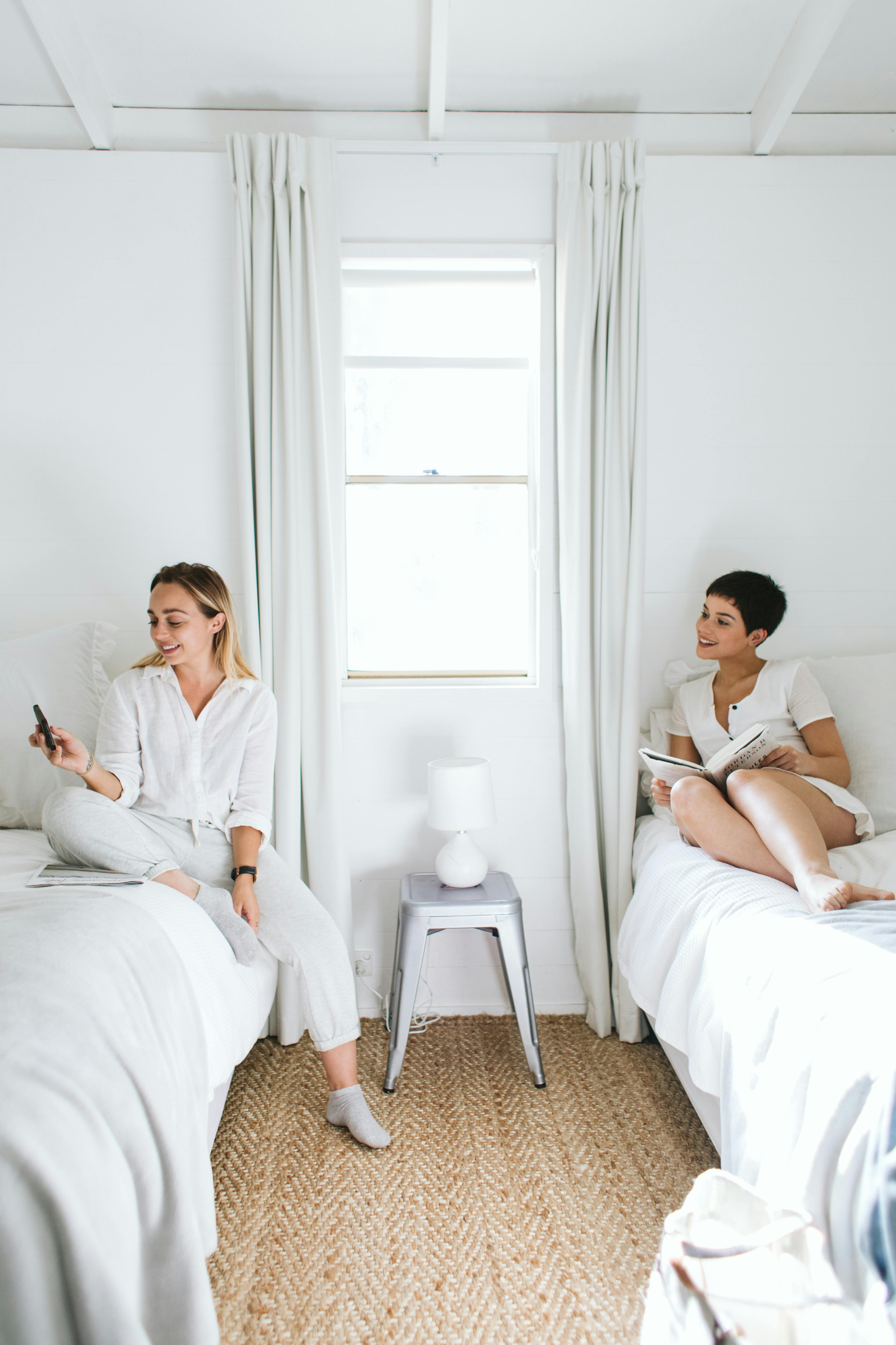 Deux femmes assises sur des lits individuels | Source : Pexels