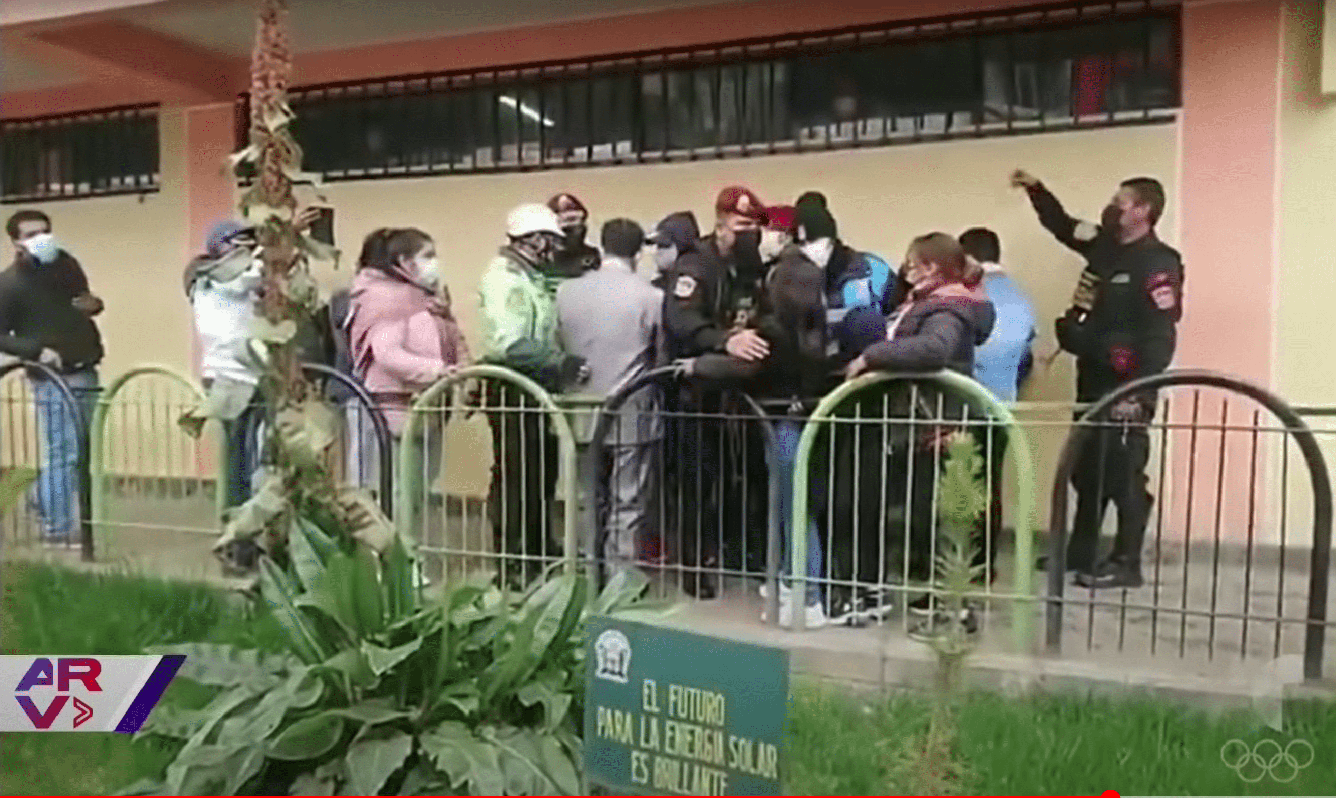 L'agitation à l'extérieur de la salle municipale. | Source : Youtube.com/Al Rojo Vivo