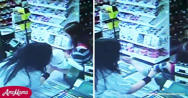 Une travailleuse en magasin prend un bébé dans les bras de sa mère tandis que la caméra révèle ses véritables motivations