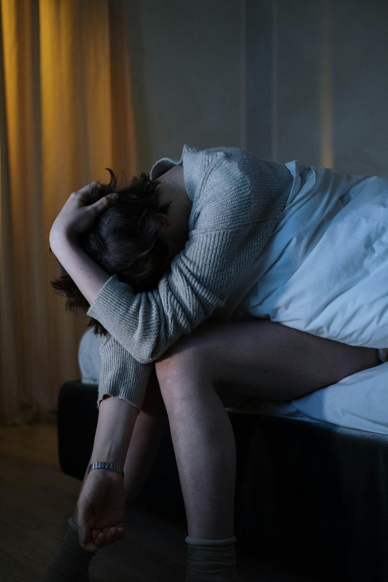 Une femme déprimée assise sur son lit | Source : Pexels