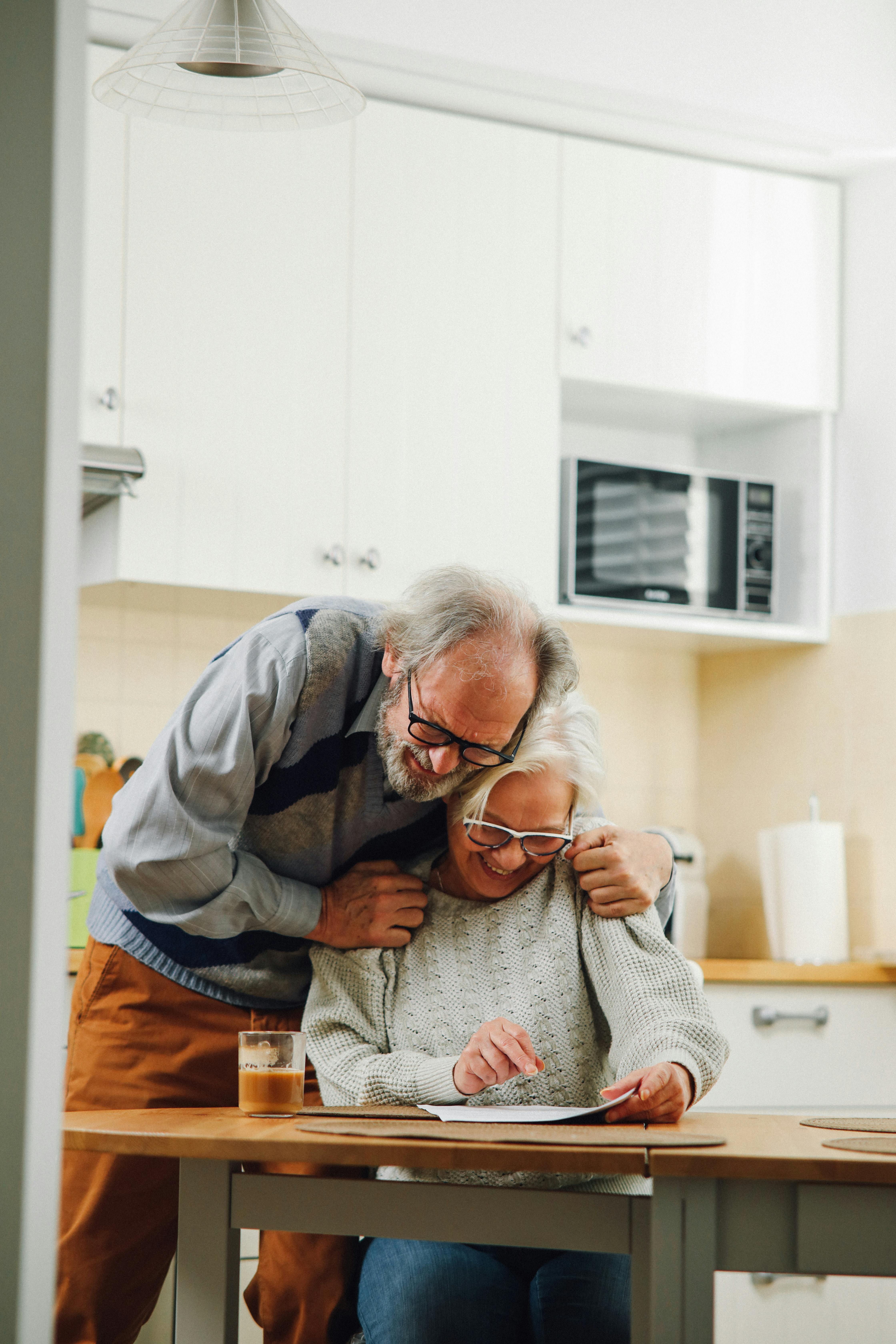 Couple de personnes âgées heureuses | Source : Pexels