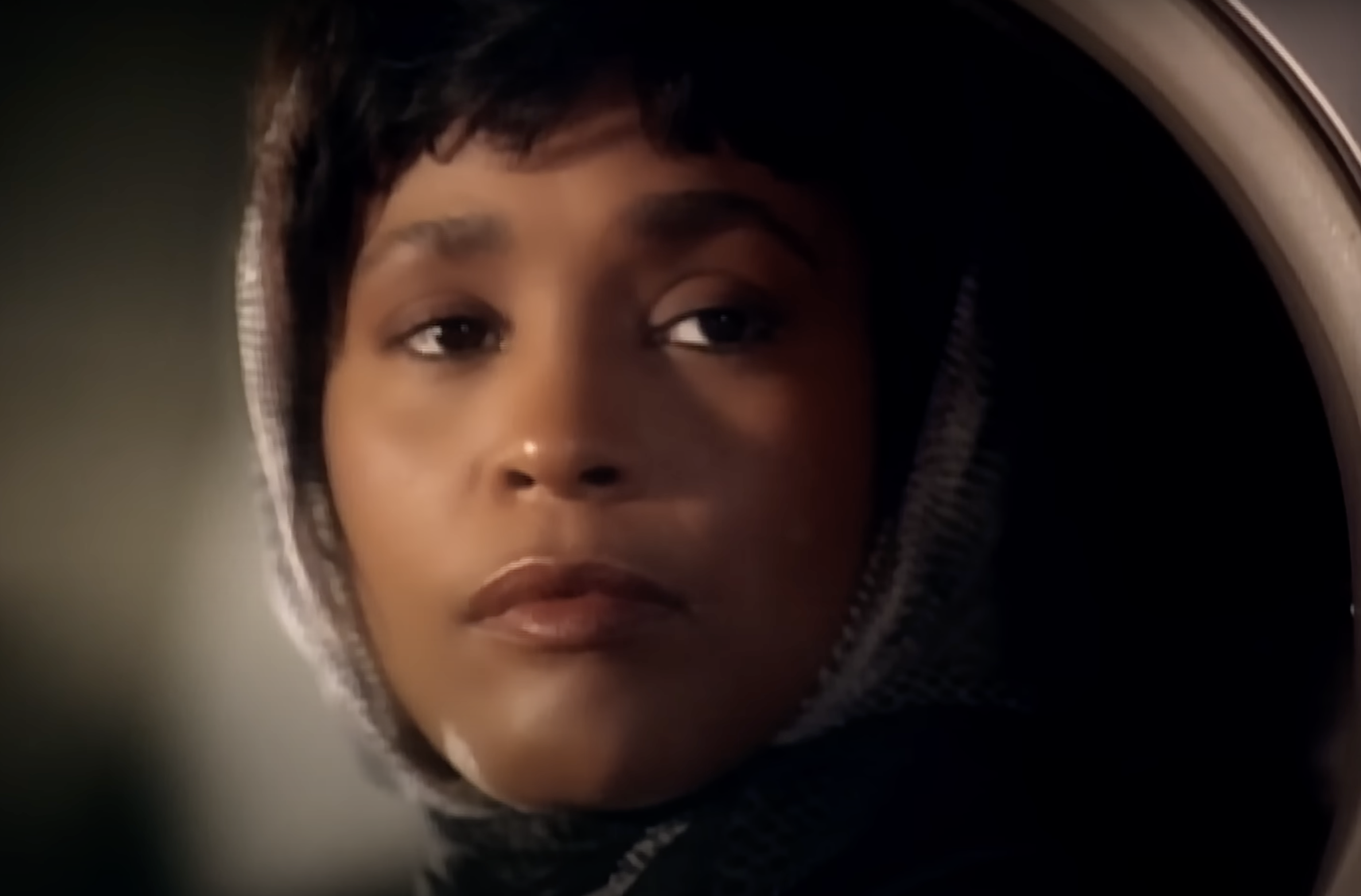 Whitney Houston dans une scène de "The Bodyguard", partagée via son clip vidéo pour "I Will Always Love You", posté le 28 septembre 2010 | Source : YouTube/Whitney Houston