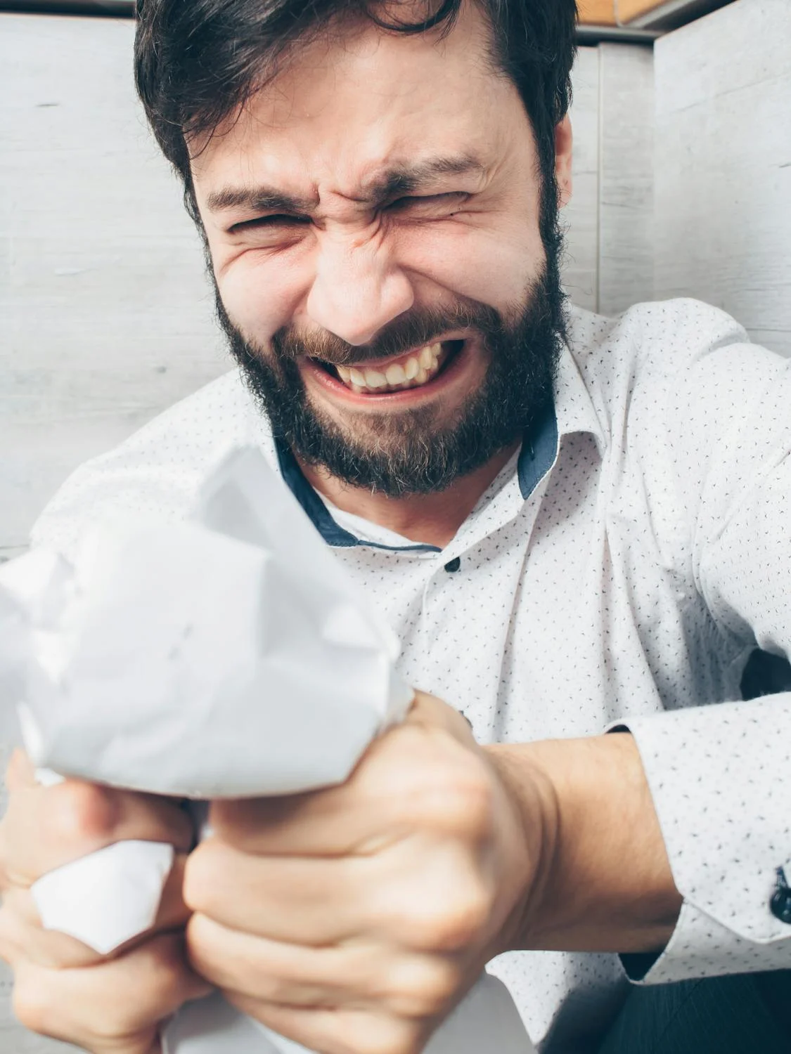 A crying man with a note | Source: Pexels