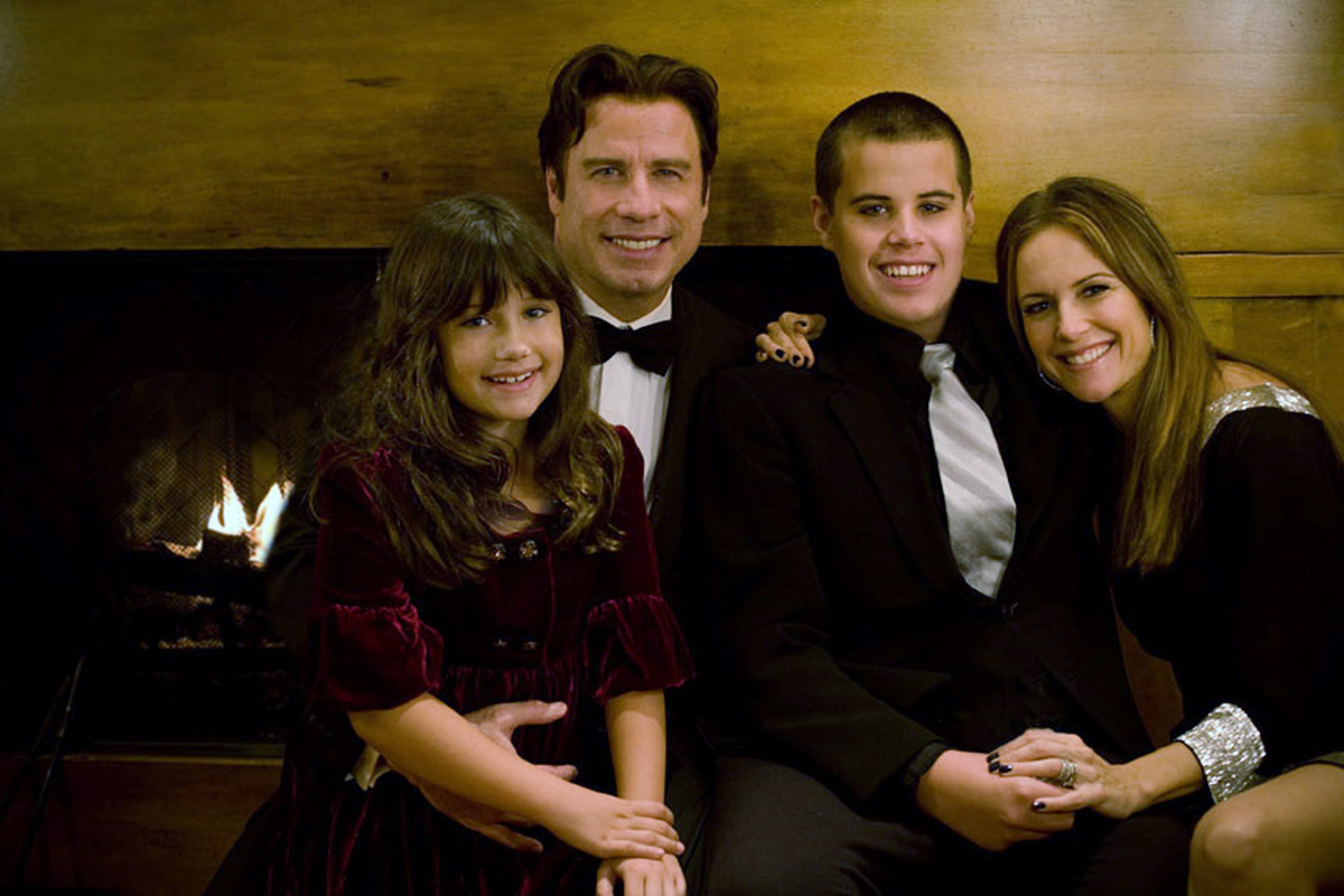 John Travolta (2ème à gauche), sa femme Kelly Preston (à droite) et leurs enfants Jett (2ème à droite) et Ella posent sur cette photo non datée | Source : Getty Images