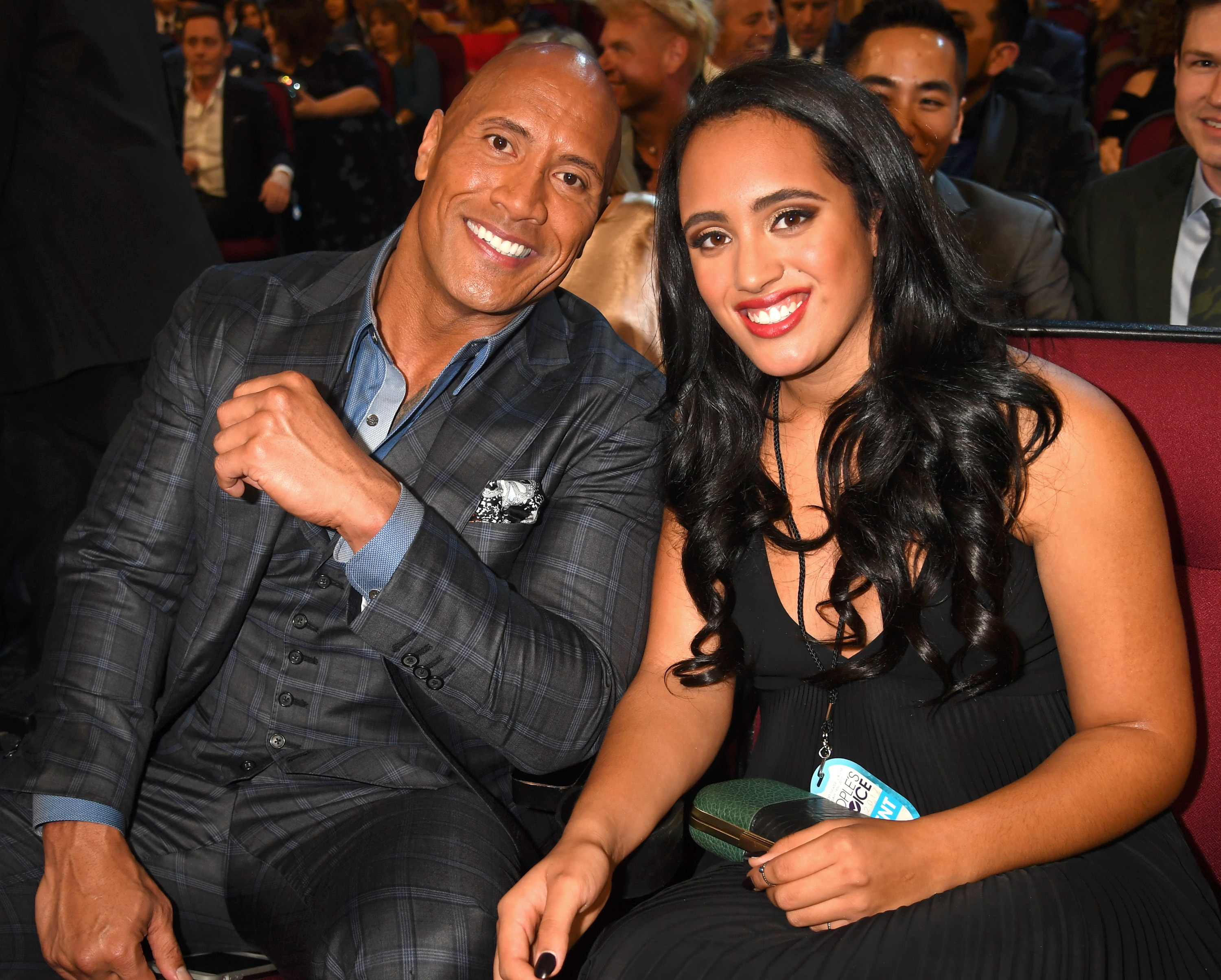 Dwayne et Simone Johnson assistent aux People's Choice Awards 2017 le 18 janvier 2017 | Source : Getty Images