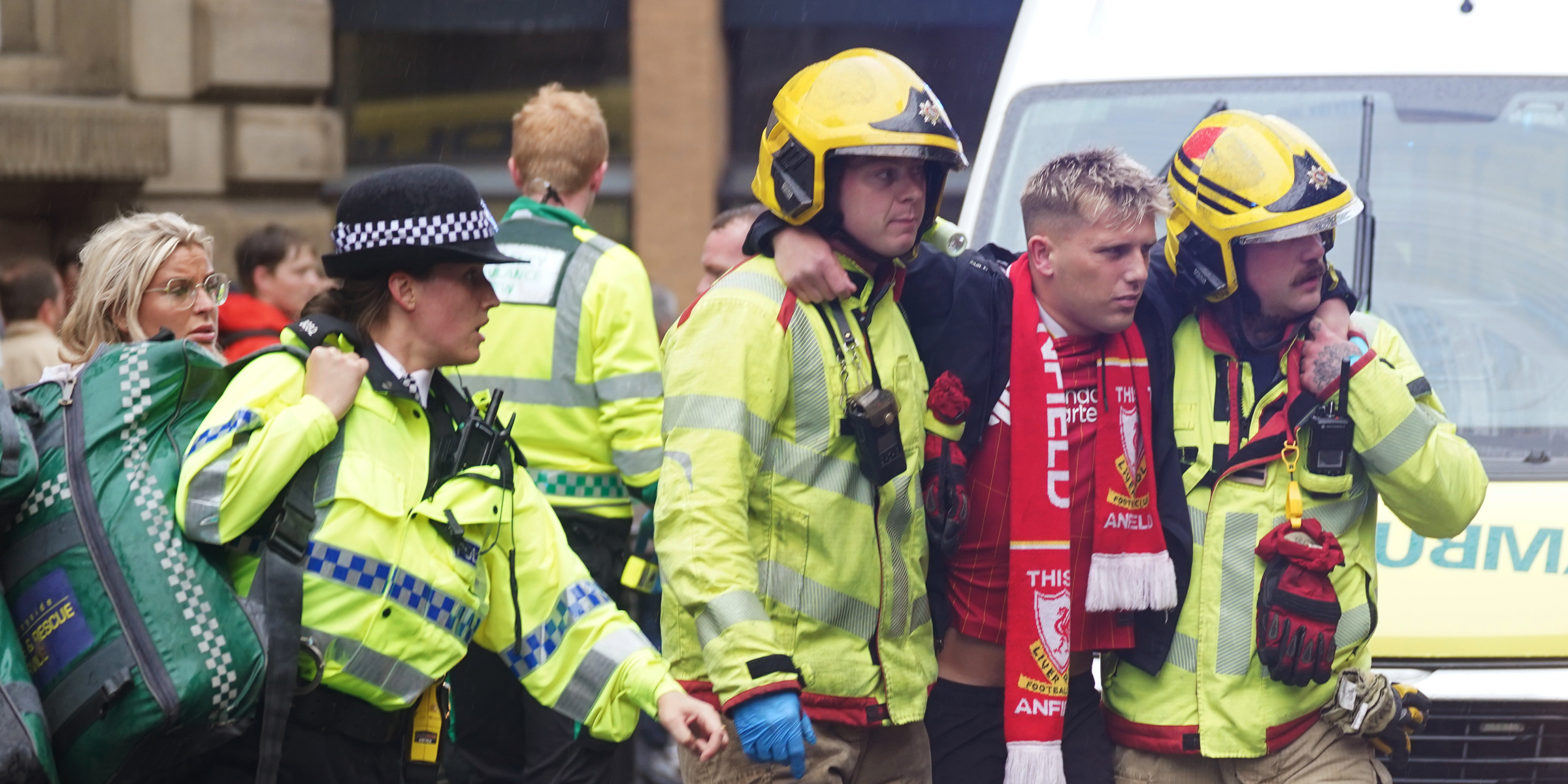 La police et le personnel d'urgence assistent la foule à Liverpool, en Angleterre, le 26 mai 2025 | Source : Getty Images
