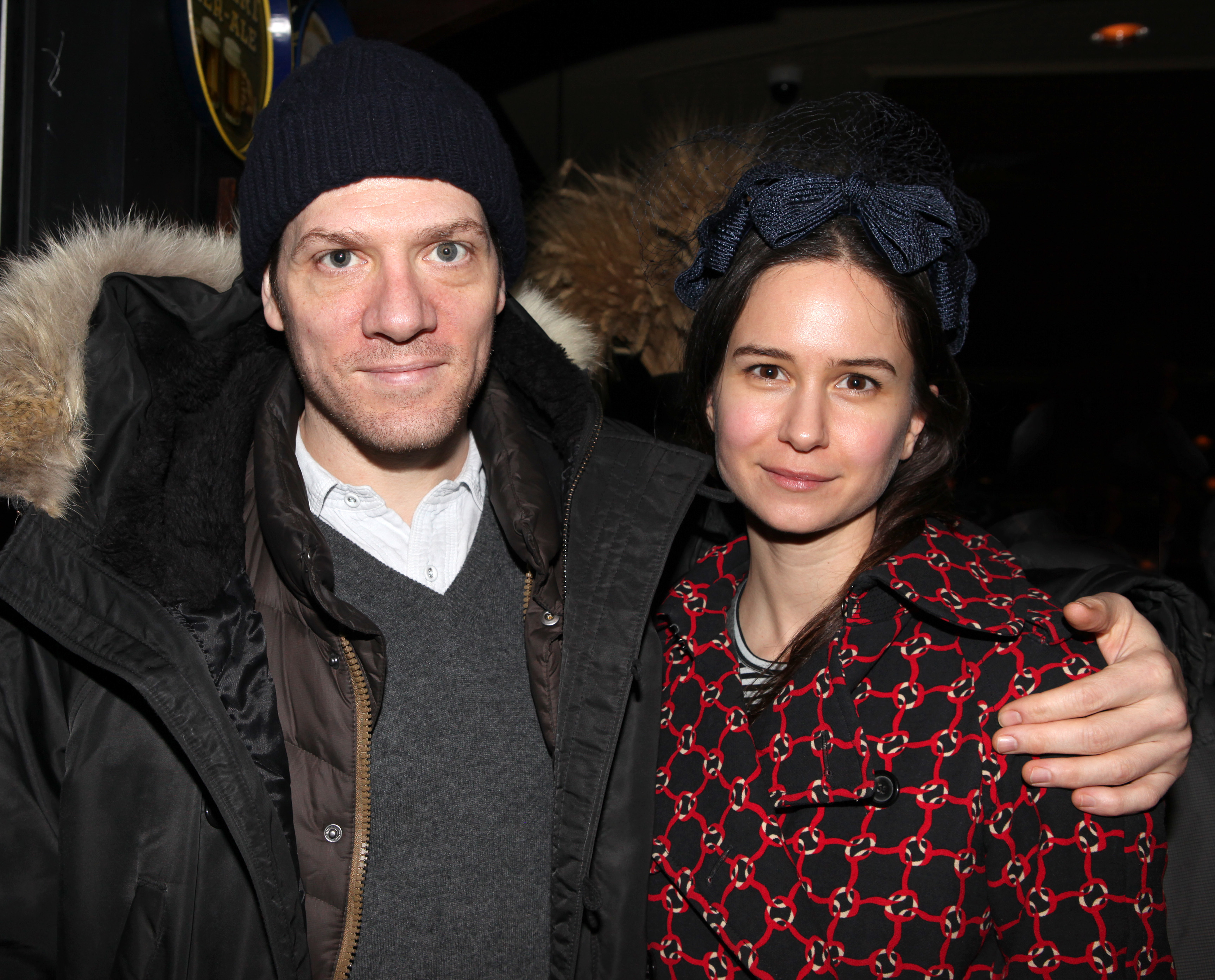 Adam Rapp et Katherine Waterston photographiés lors de la soirée d'ouverture de la production mondiale de Playwrights Horizons "A Small Fire" à Heartland Brewery à une date non précisée, à New York City | Source : Getty Images