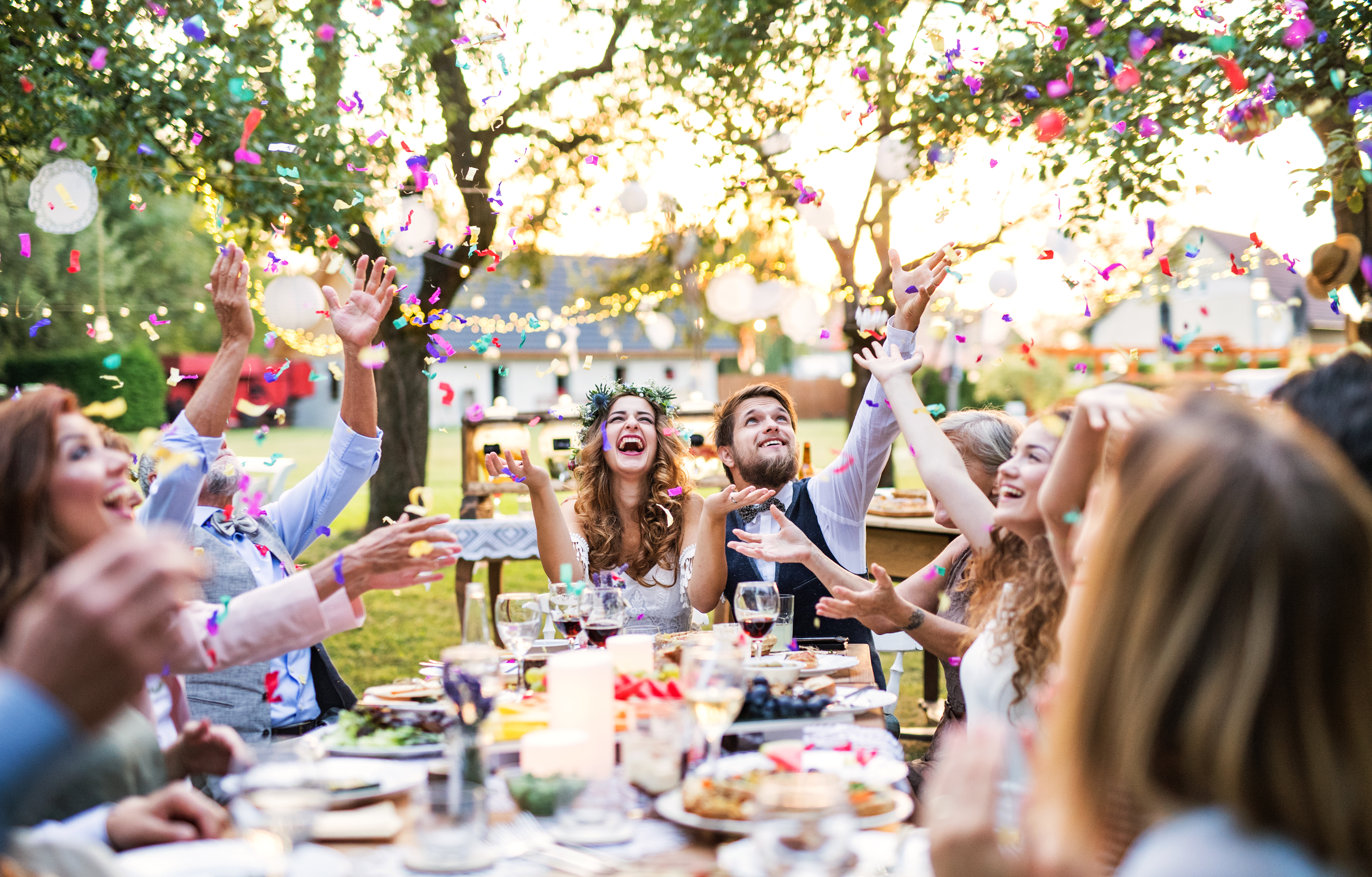 Des jeunes mariés et leurs amis à la réception | Source : Shutterstock