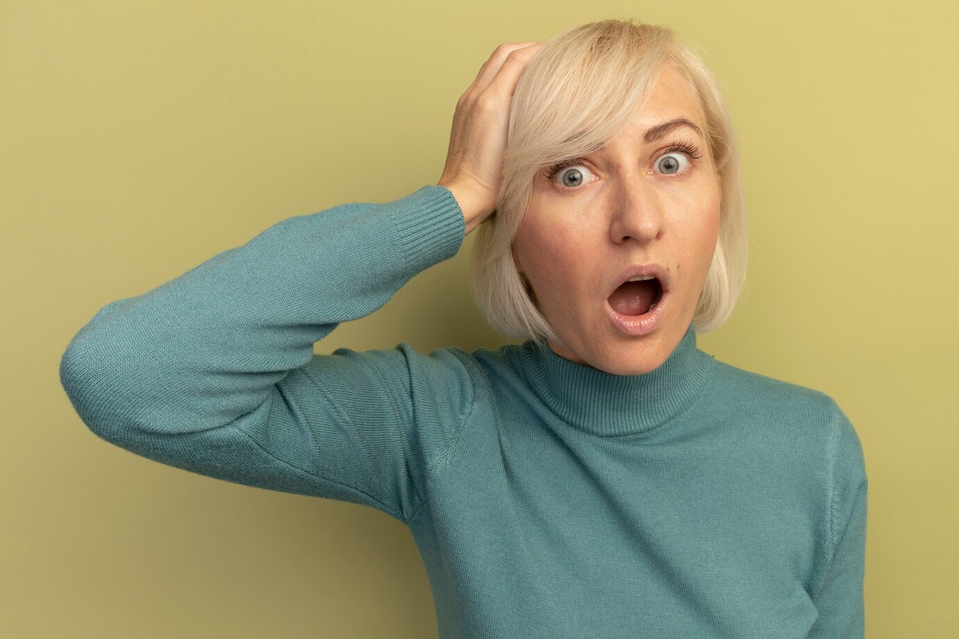 Une femme mûre choquée | Source : Freepik
