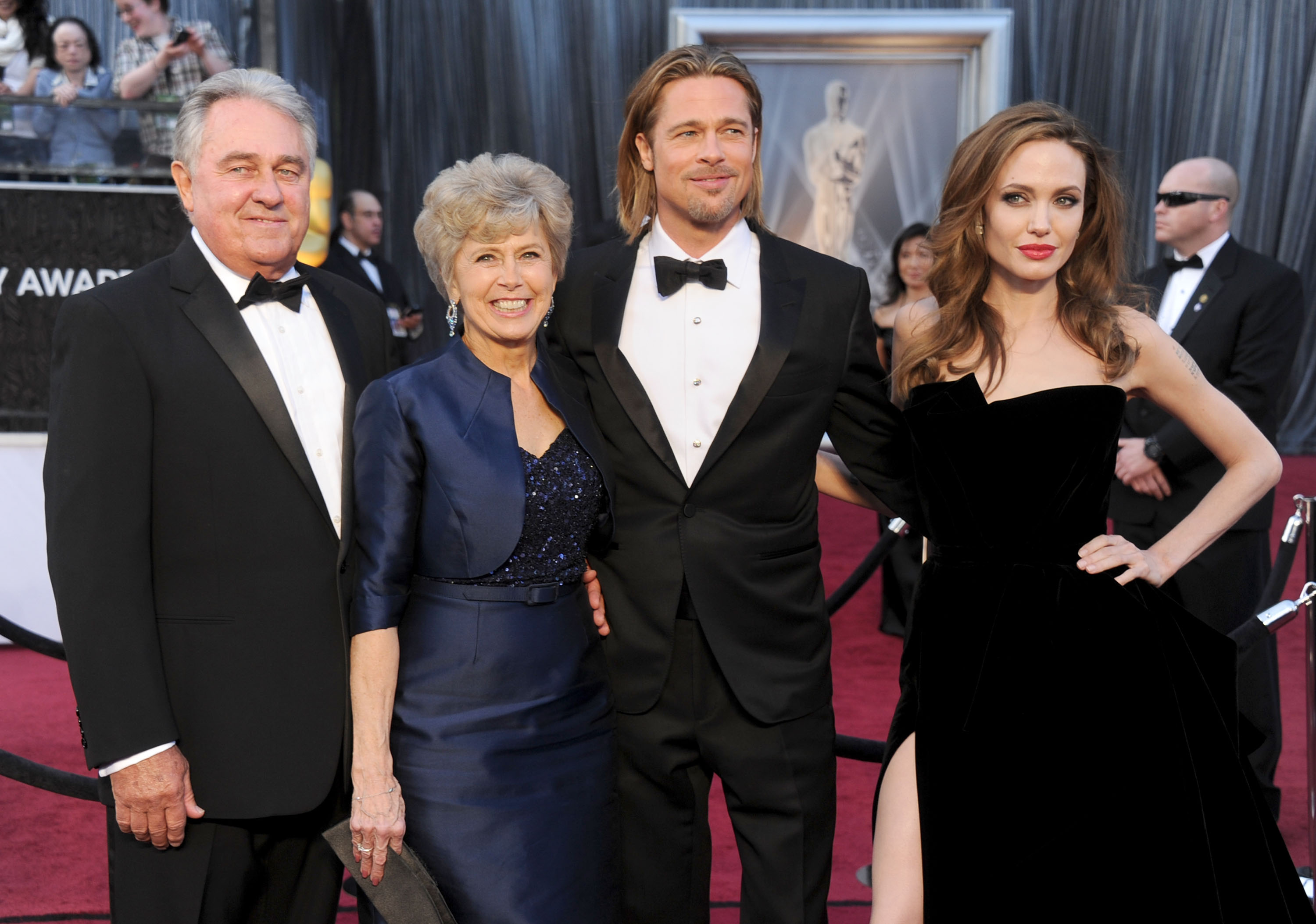 William Pitt, Jane Pitt, Brad Pitt et Angelina Jolie arrivent à la 84e cérémonie annuelle des Oscars au Hollywood & Highland Center, le 26 février 2012, à Hollywood, en Californie. | Source : Getty Images