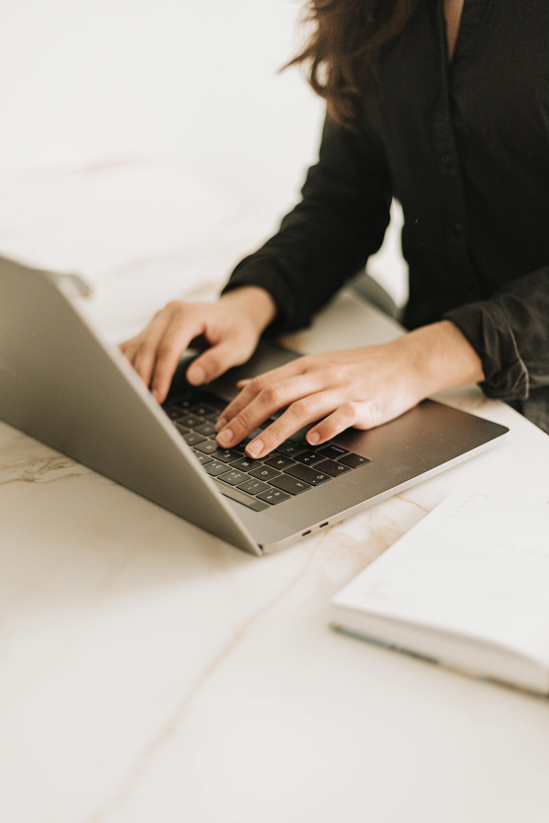 Une femme travaillant sur son ordinateur portable | Source : Pexels