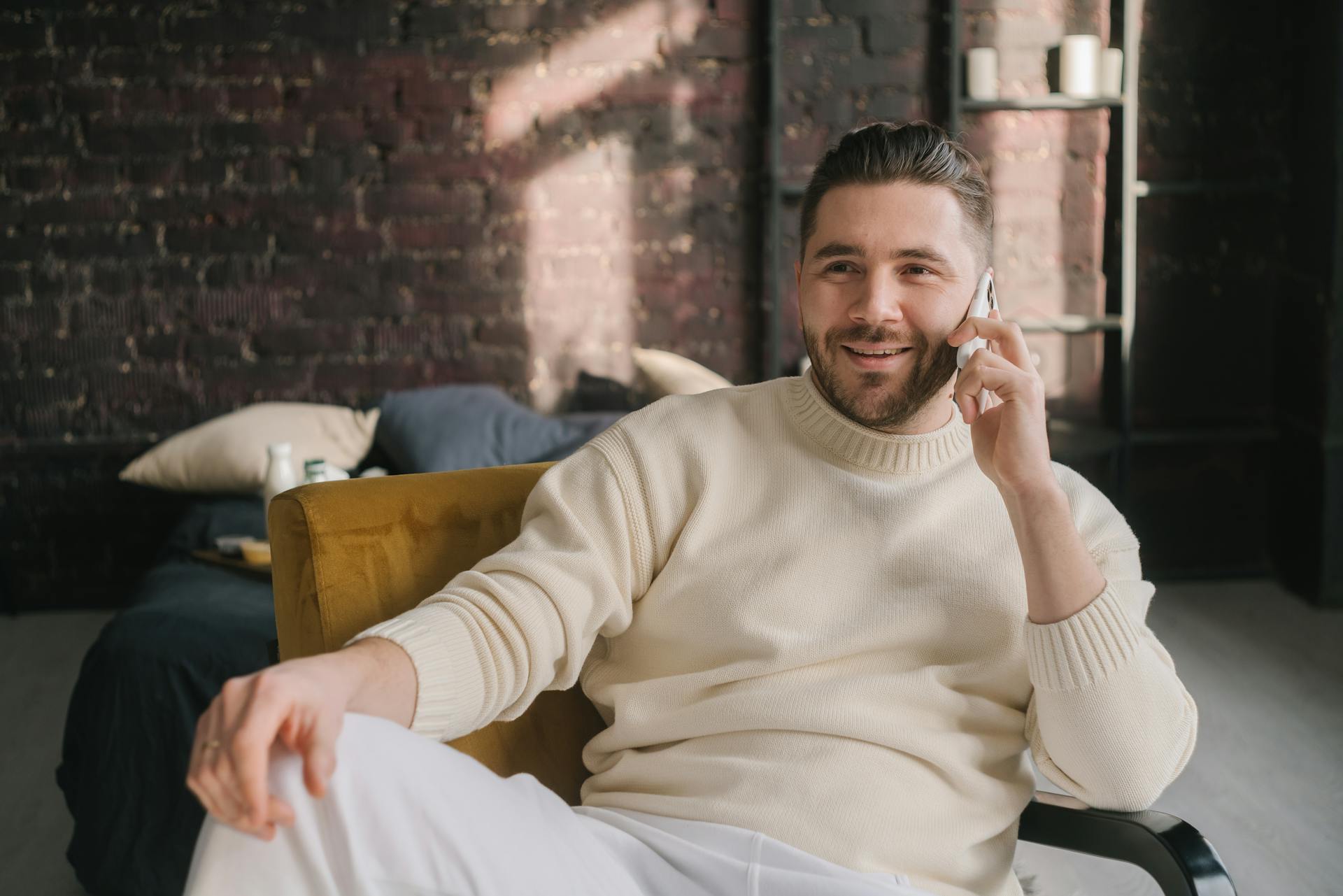 Un homme qui parle au téléphone | Source : Pexels
