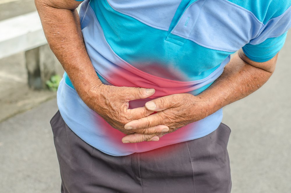 Un homme avec des douleurs abdominales | Source : Shutterstock