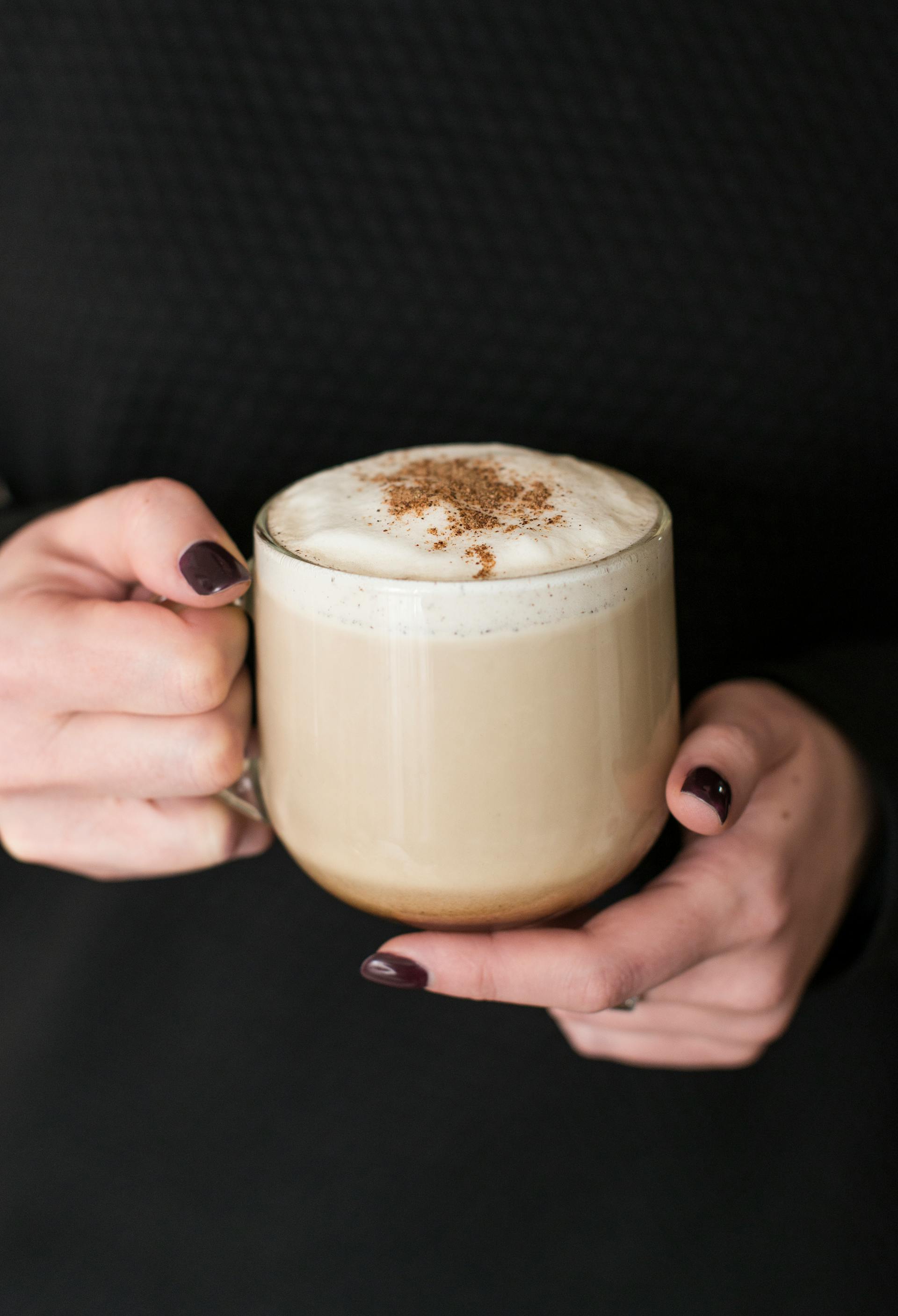 Une femme tenant une tasse de café | Source : Pexels