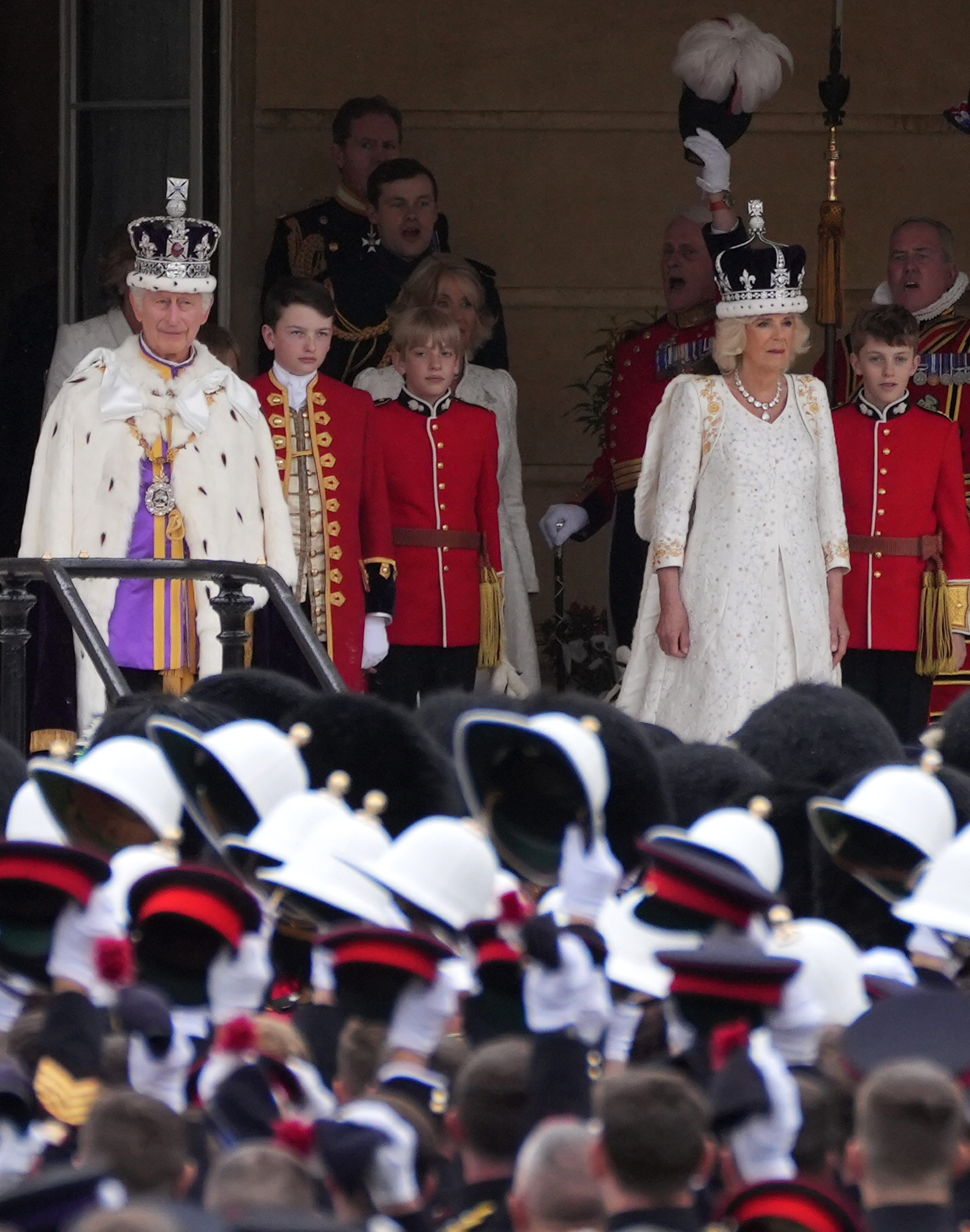 Le roi Charles III, l'invité, Louis Lopes, la reine Camilla et Freddy Parker Bowles quittent le service du couronnement à Londres, en Angleterre, le 6 mai 2023. | Source : Getty Images