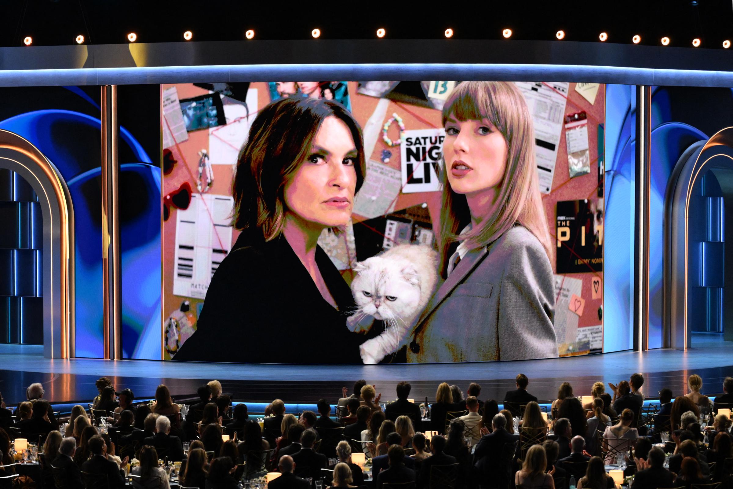 Taylor Swift et Mariska Hargitay apparaissent ensemble dans une séquence préenregistrée mettant en scène un chat blanc, qui a été diffusée sur grand écran lors de la 78e cérémonie des Primetime Emmy Awards. | Source : Getty Images