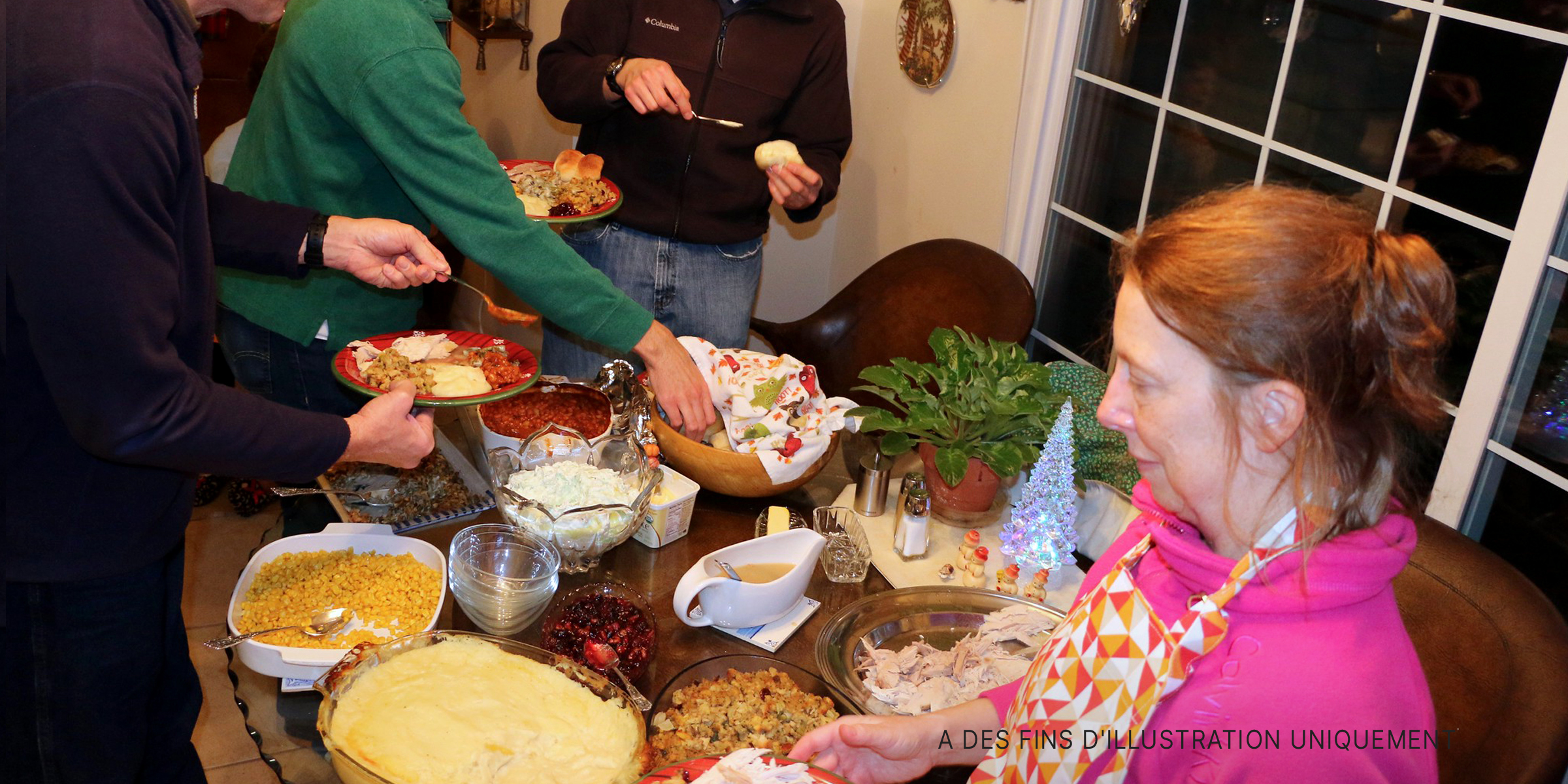 Des gens en train de dîner | Source : flickr.com/oakleyoriginals/CC BY 2.0