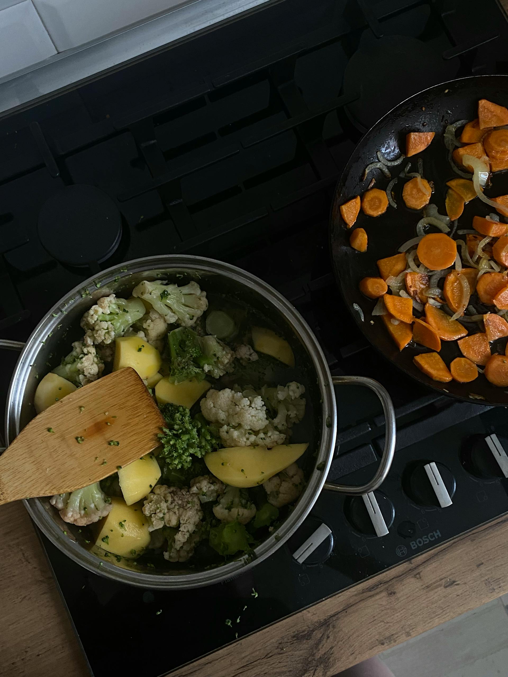 Des pots de nourriture sur un réchaud | Source : Pexels