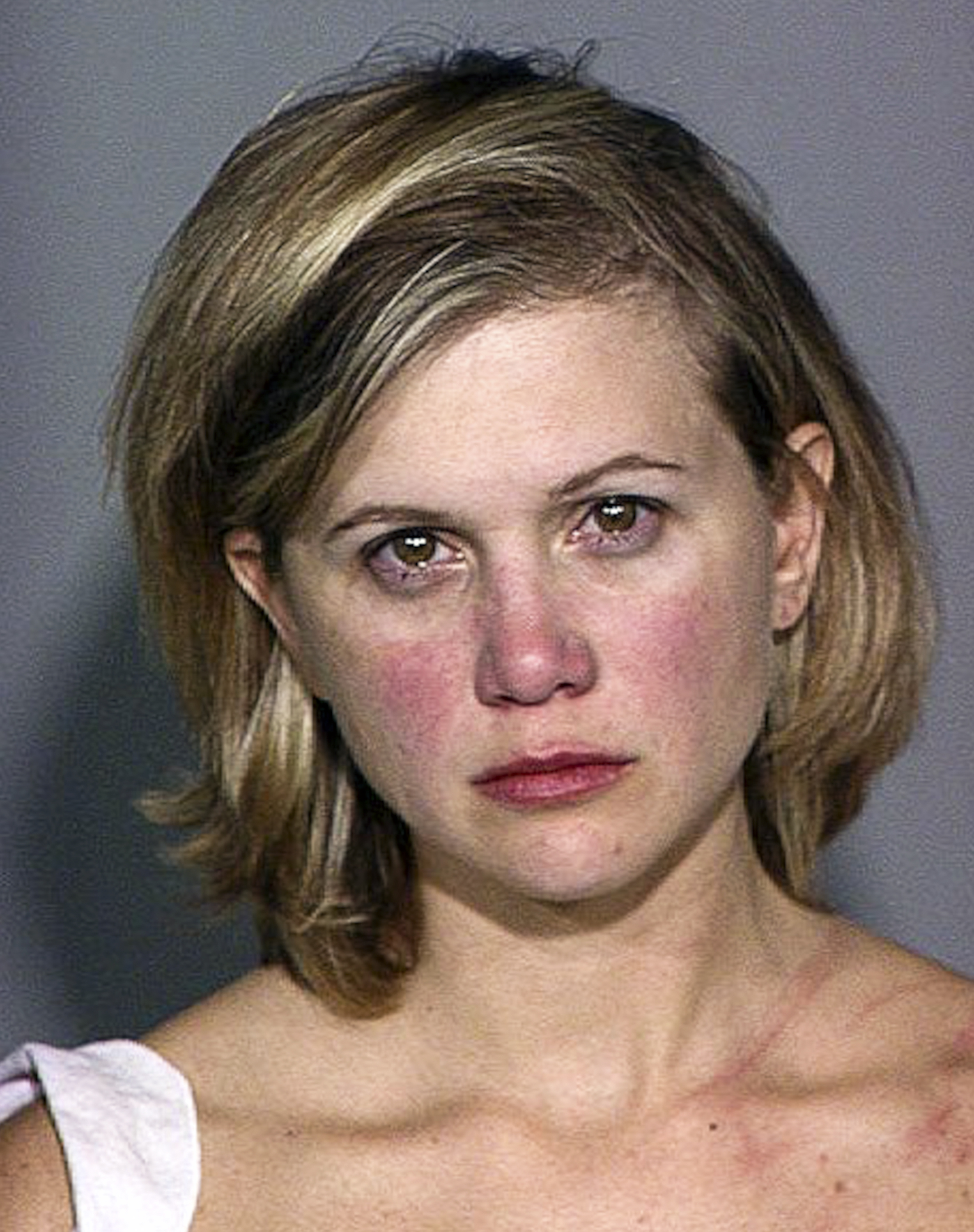 Tracey Gold sur une photo d'identité suite à son arrestation pour conduite en état d'ivresse le 3 septembre 2004 à Ventura, en Californie. | Source : Getty Images