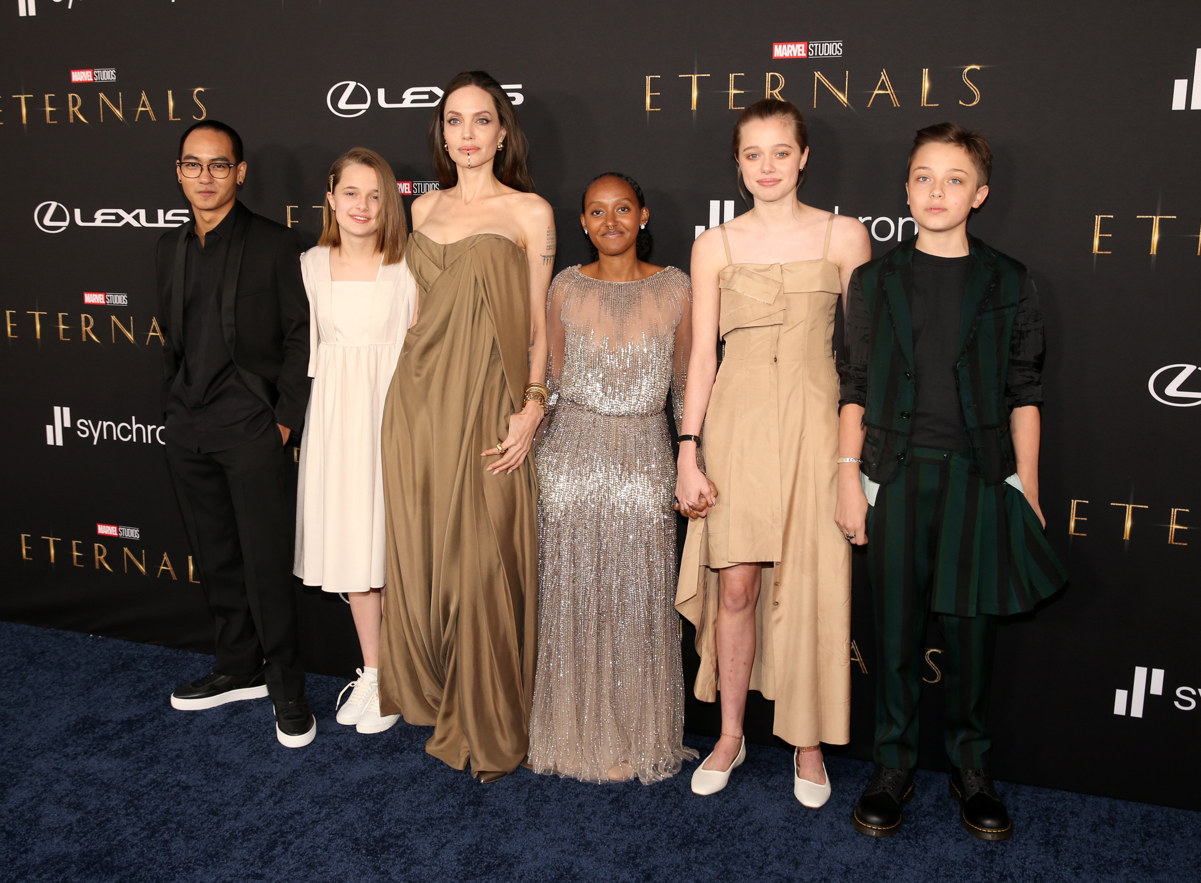 Maddox Jolie-Pitt, Vivienne Jolie-Pitt, Angelina Jolie, Zahara Jolie Pitt, Shiloh Jolie-Pitt et Knox Jolie Pitt arrivent à la première des "Eternels" de Marvel Studios le 18 octobre 2021 à Hollywood, en Californie. | Source : Getty Images